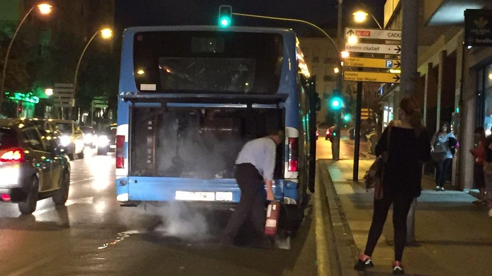 El conductor de un autobús sofoca el incendio del motor, en octubre de 2016.
