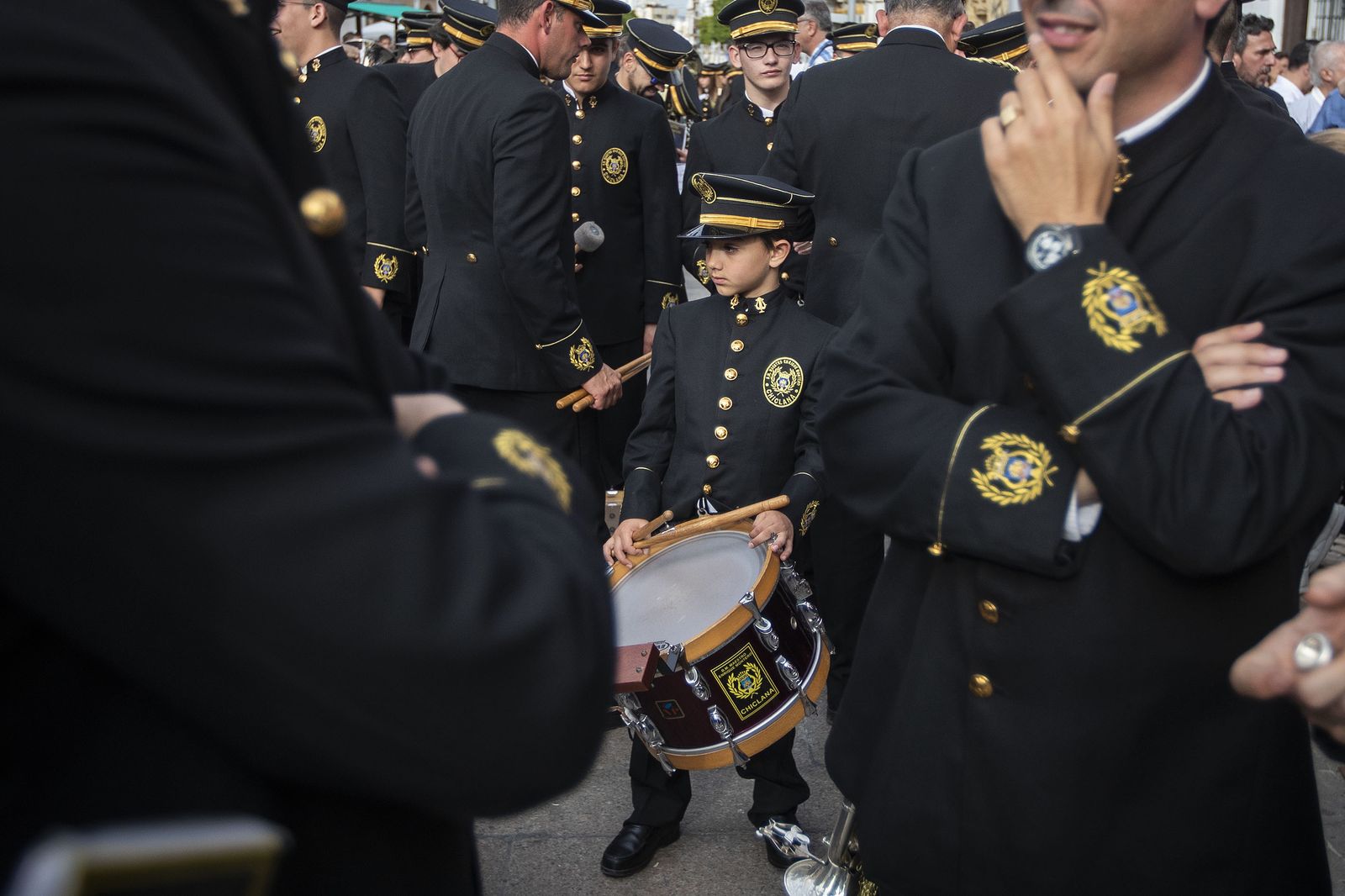 Una banda de música, la Municipal de Chiclana, durante la Semana Santa.