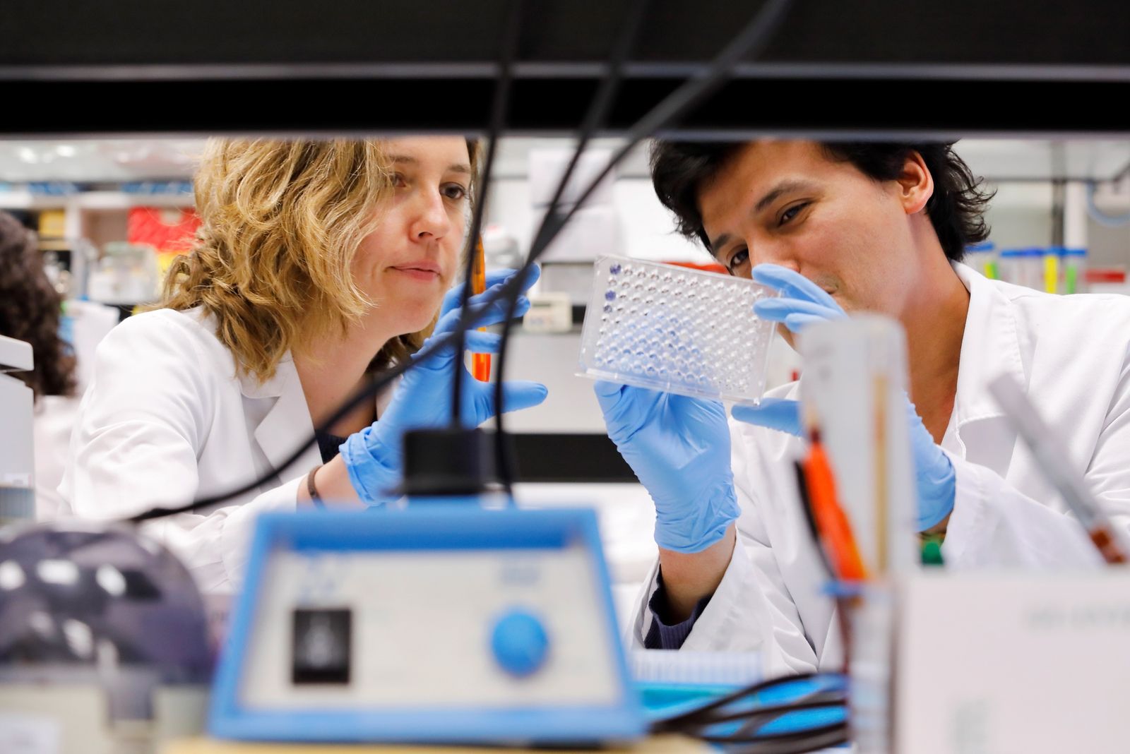 Investigadoras en un laboratorio universitario.