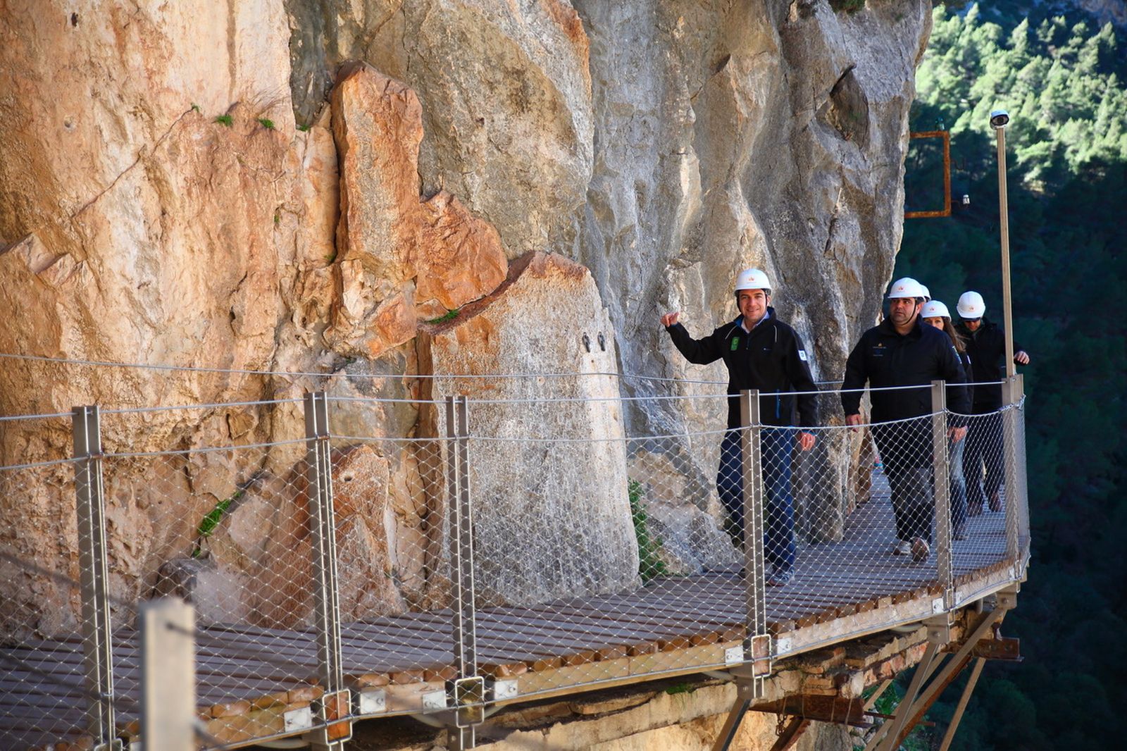 Elías Bendodo recorre la pasarela del Caminito del Rey.