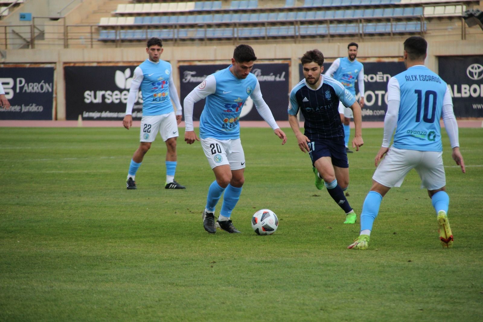 Alberto Fuentes conduce un balón durante el último encuentro disputado contra el Recreativo de Huelva.
