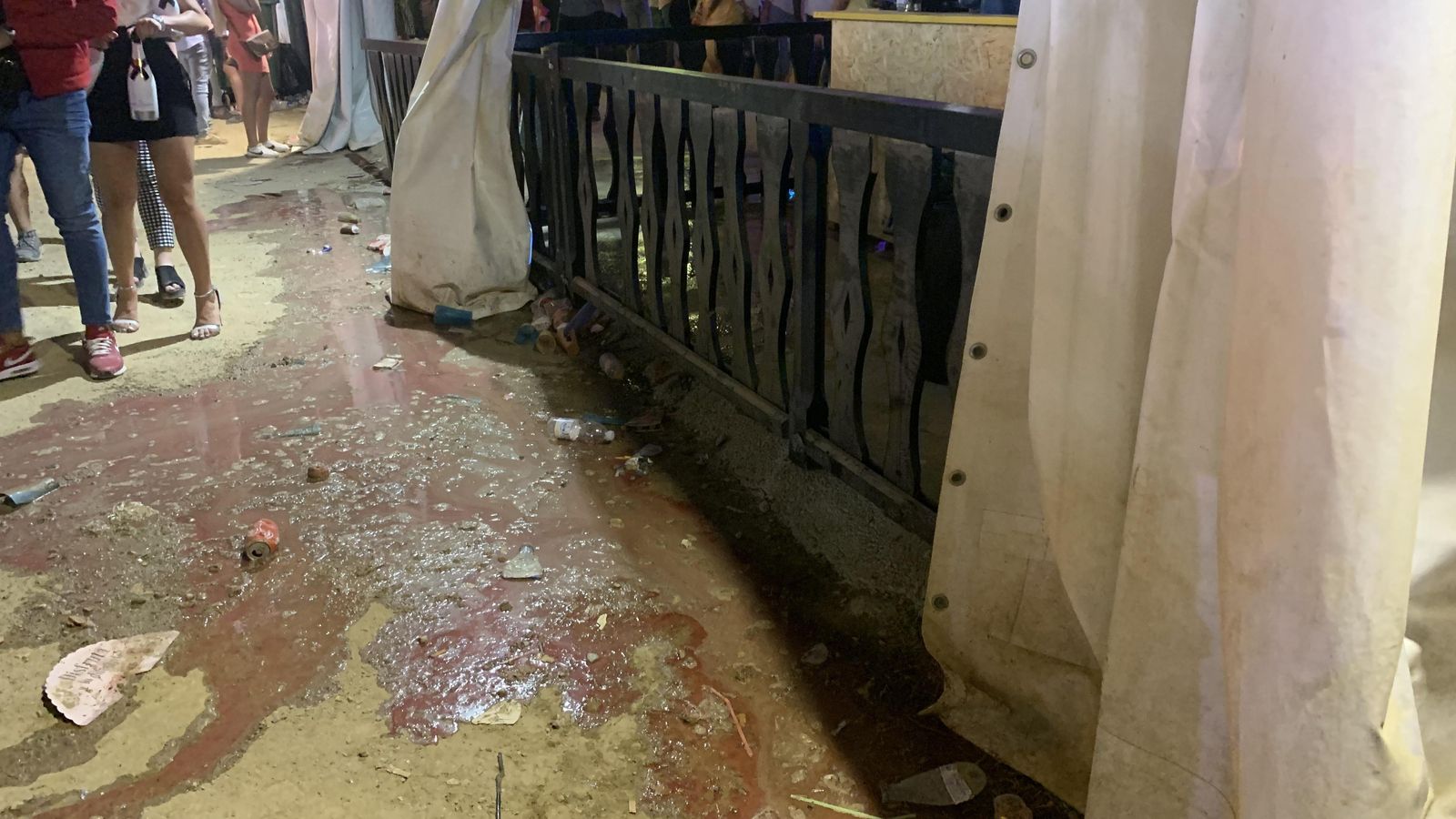 Los empleados han limpiado la sangre tras la agresión.