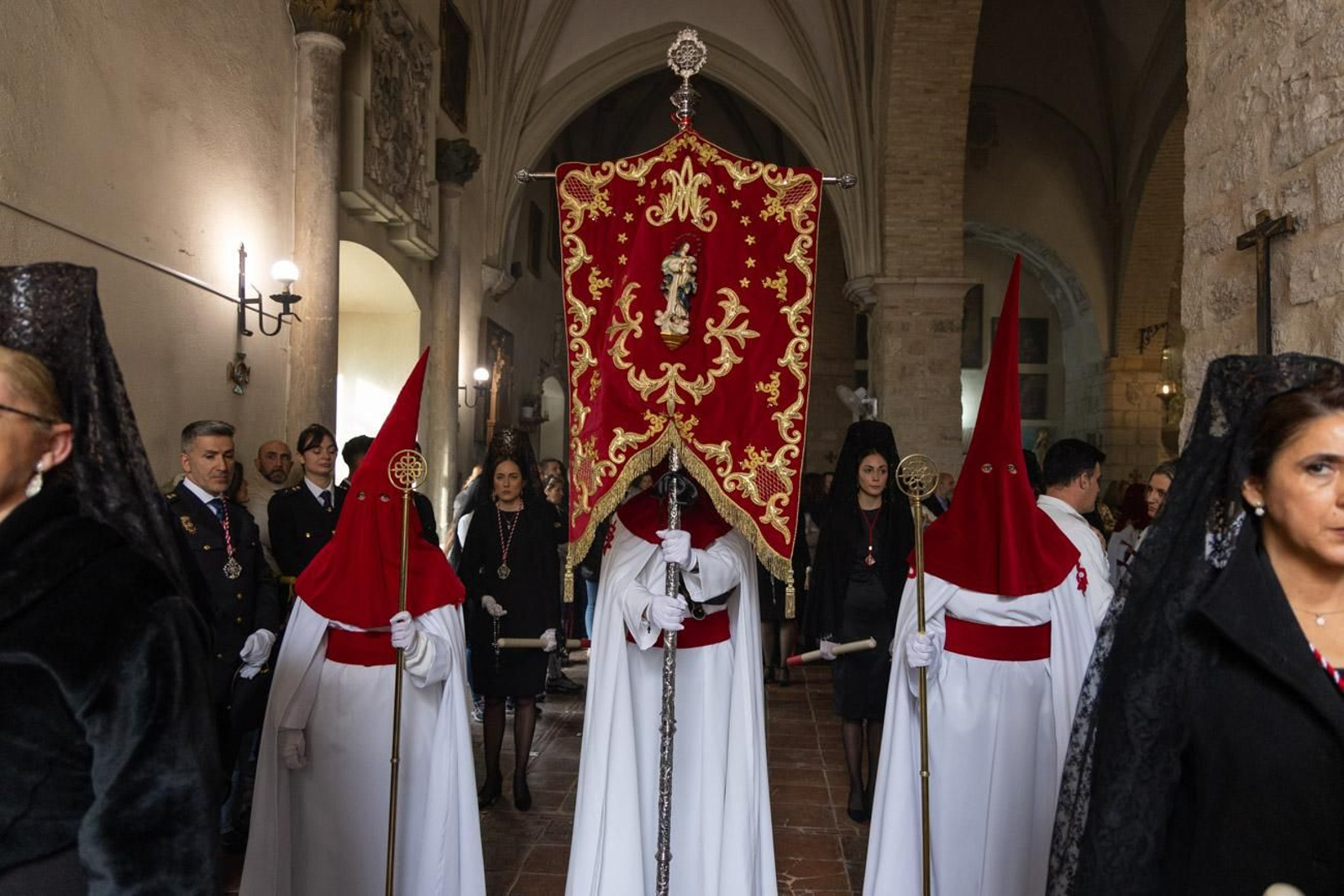 La temida lluvia impide el desarrollo normal de este Martes Santo