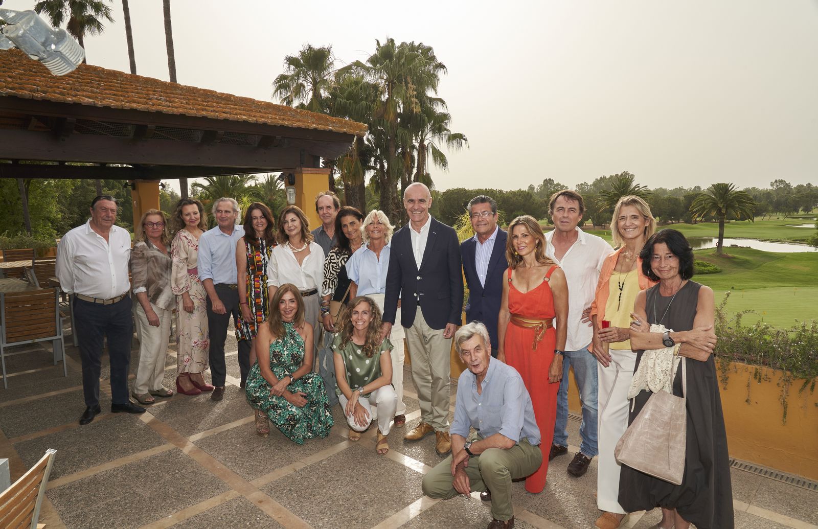 El alcalde se reúne con los artistas de la exposición por el 30 aniversario del Real Club de Golf