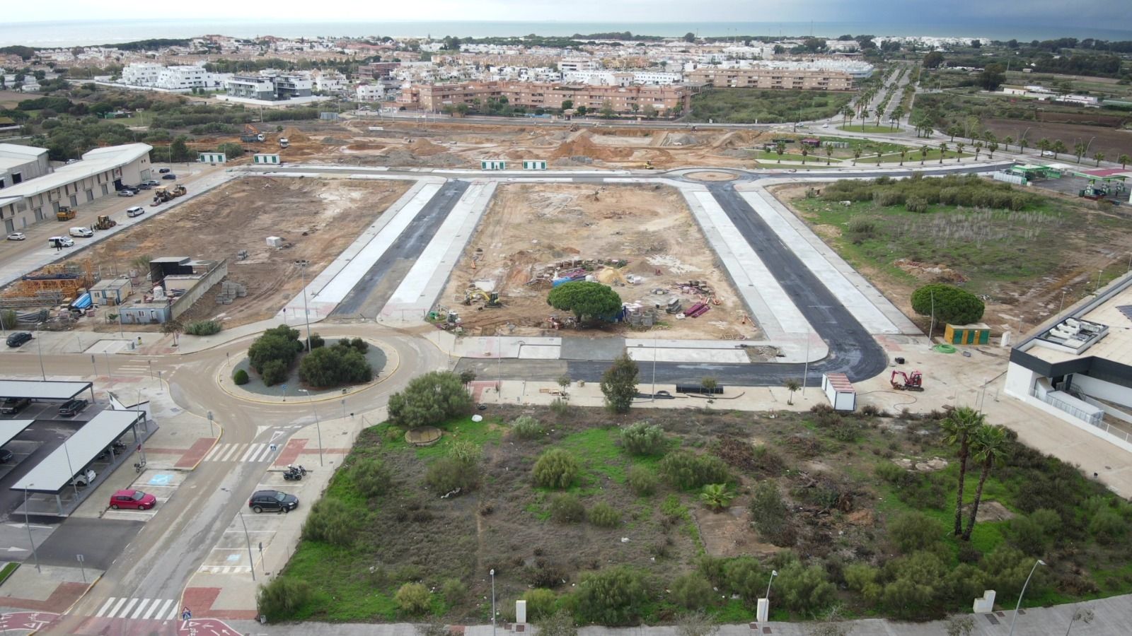 Una vista panorámica de las obras de urbanización del nuevo sector industrial y comercial de Rota.