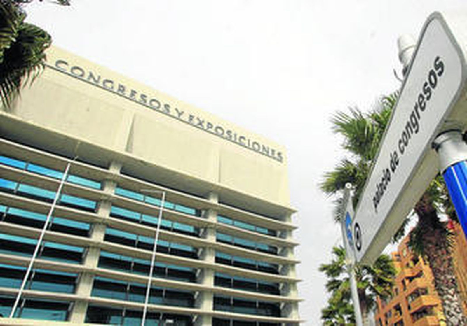 Fachada del Palacio de Congresos de La Línea, donde se celebrará el encuentro de la Unesco a partir de hoy.