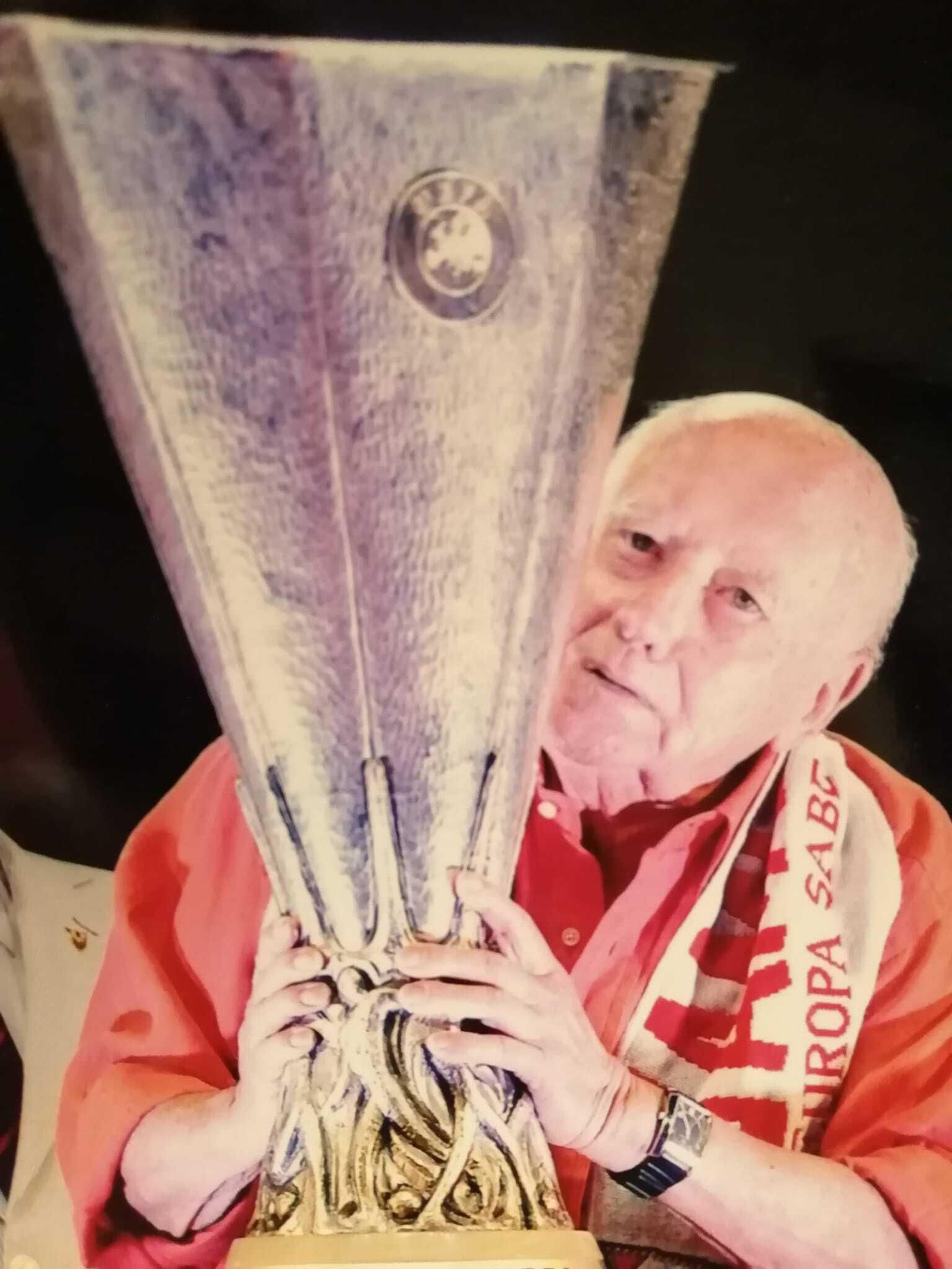 El socio número 1 posa con la UEFA Europa League.