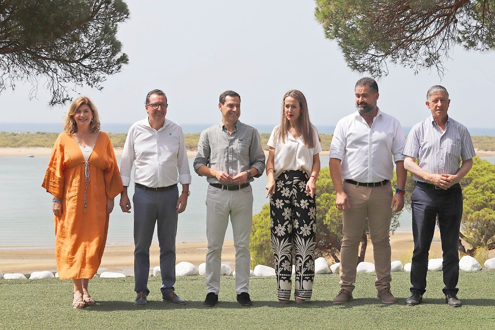 El presidente de la Junta de Andalucía, Juanma Moreno, con los miembros del partido en El Rompido.