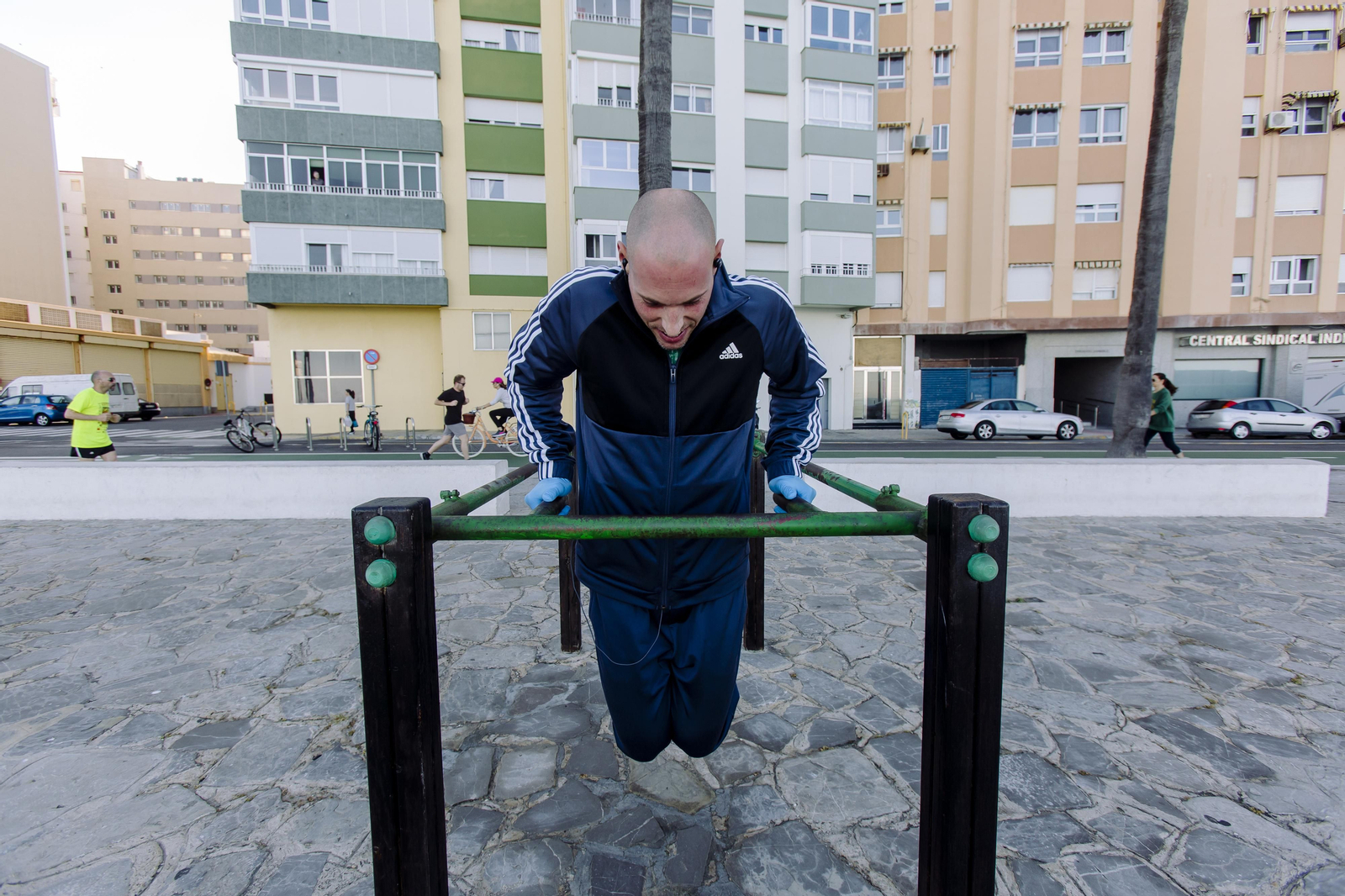 Un hombre haciendo deporte en las inmediaciones de la playa de Santa María del Mar