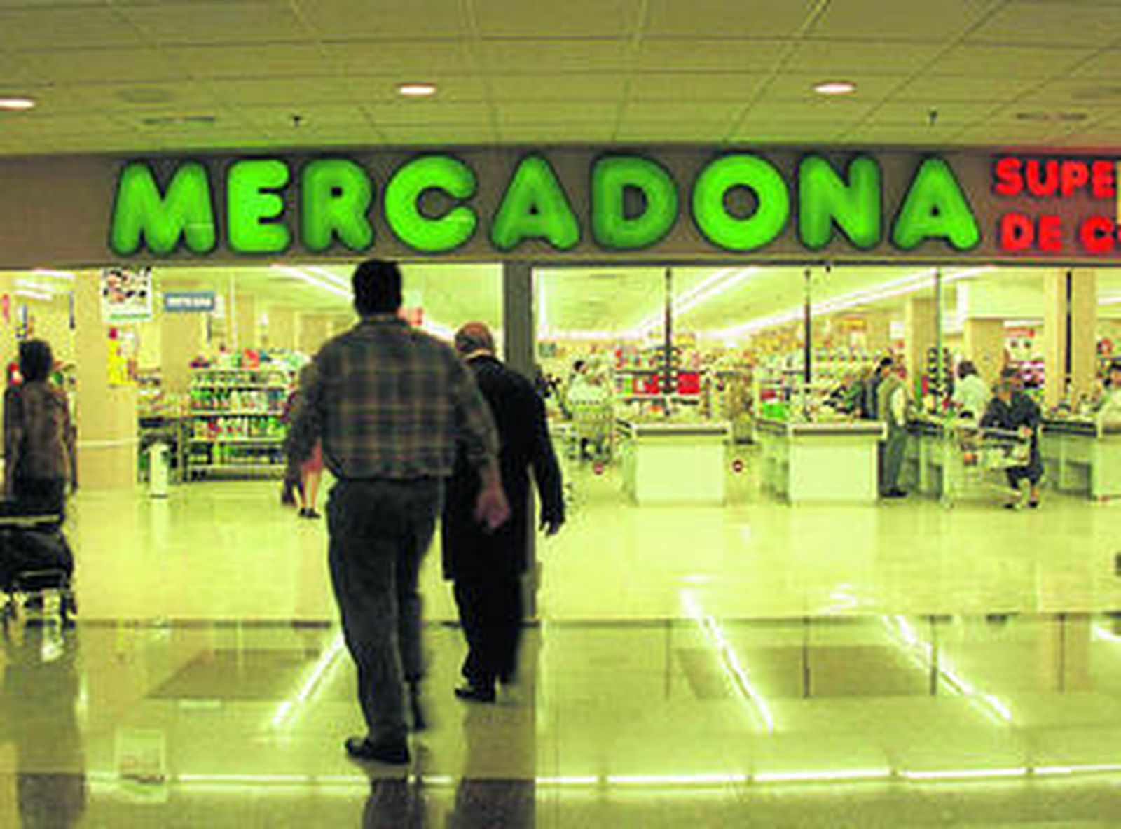 Unos ciudadanos acceden a uno de los establecimientos de la firma Mercadona.