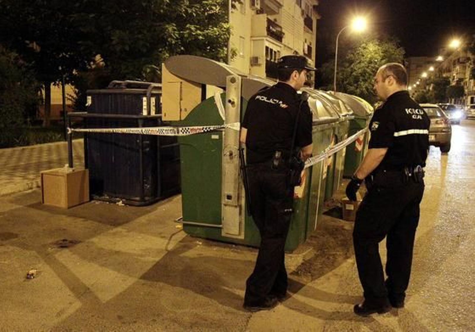 Varios agentes rodean la zona donde encontraron el cuchillo.

Foto: Antonio Pizarro