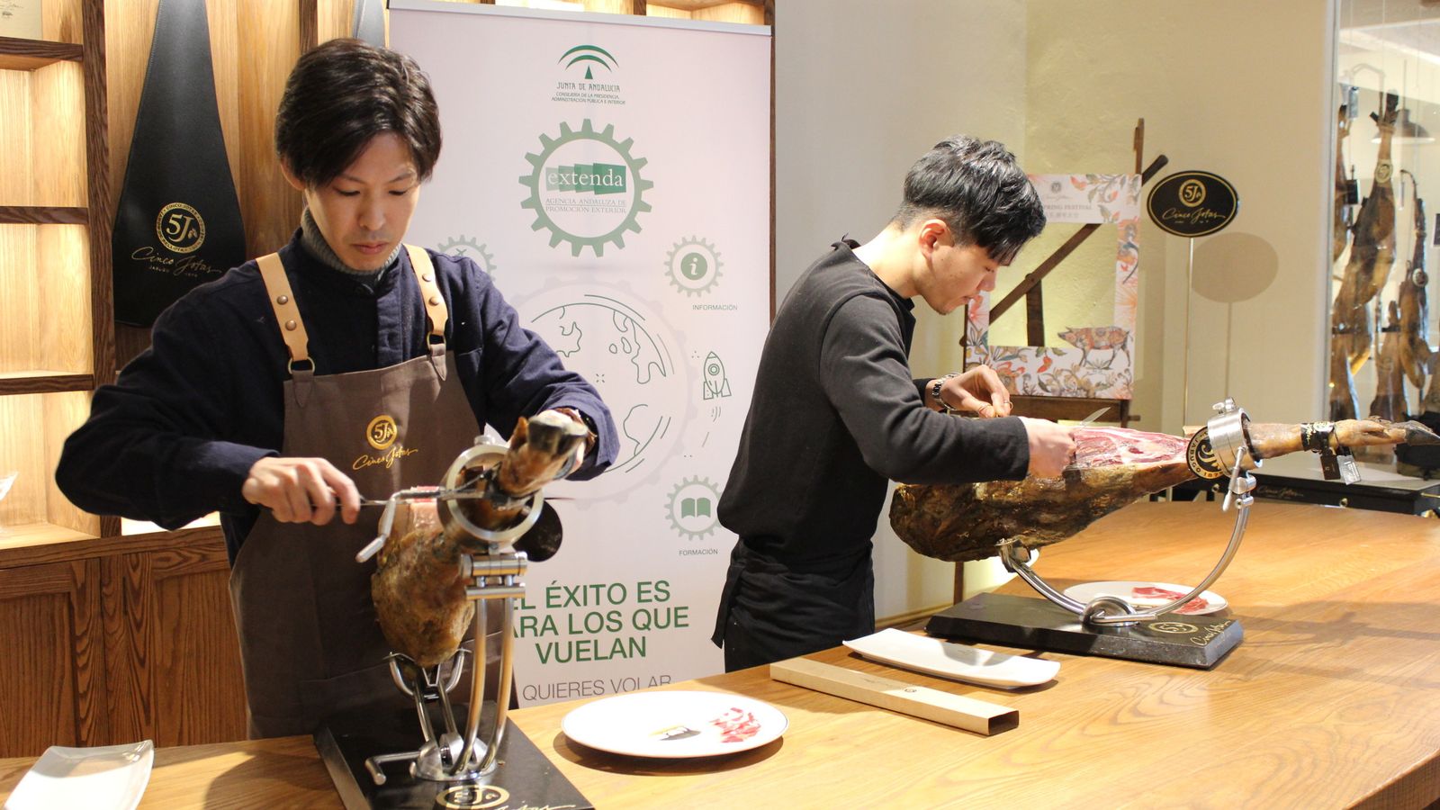 Los chefs japoneses, en pleno curso de corte.