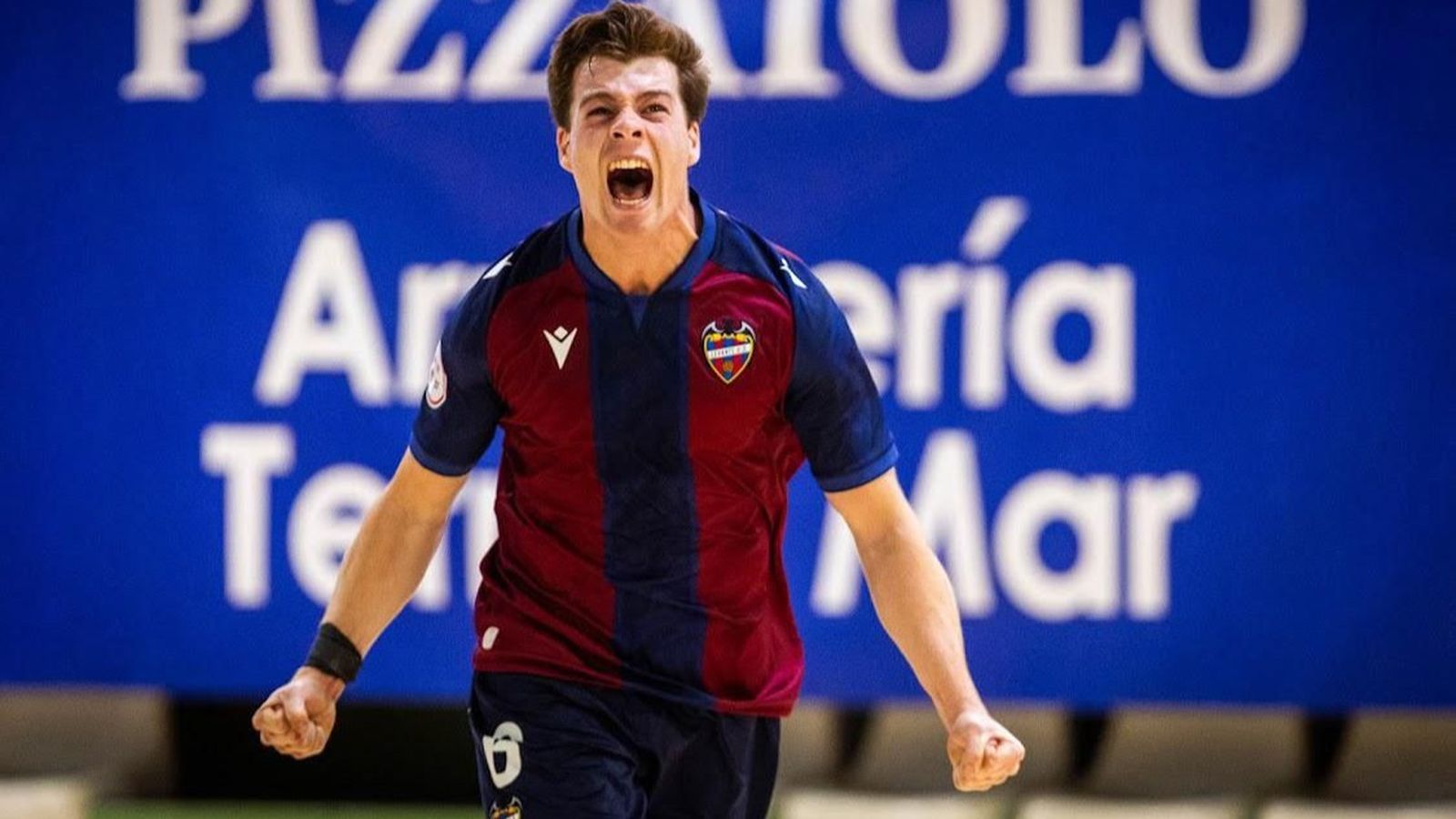 Nacho Parreño celebra un gol con el Levante Futsal.
