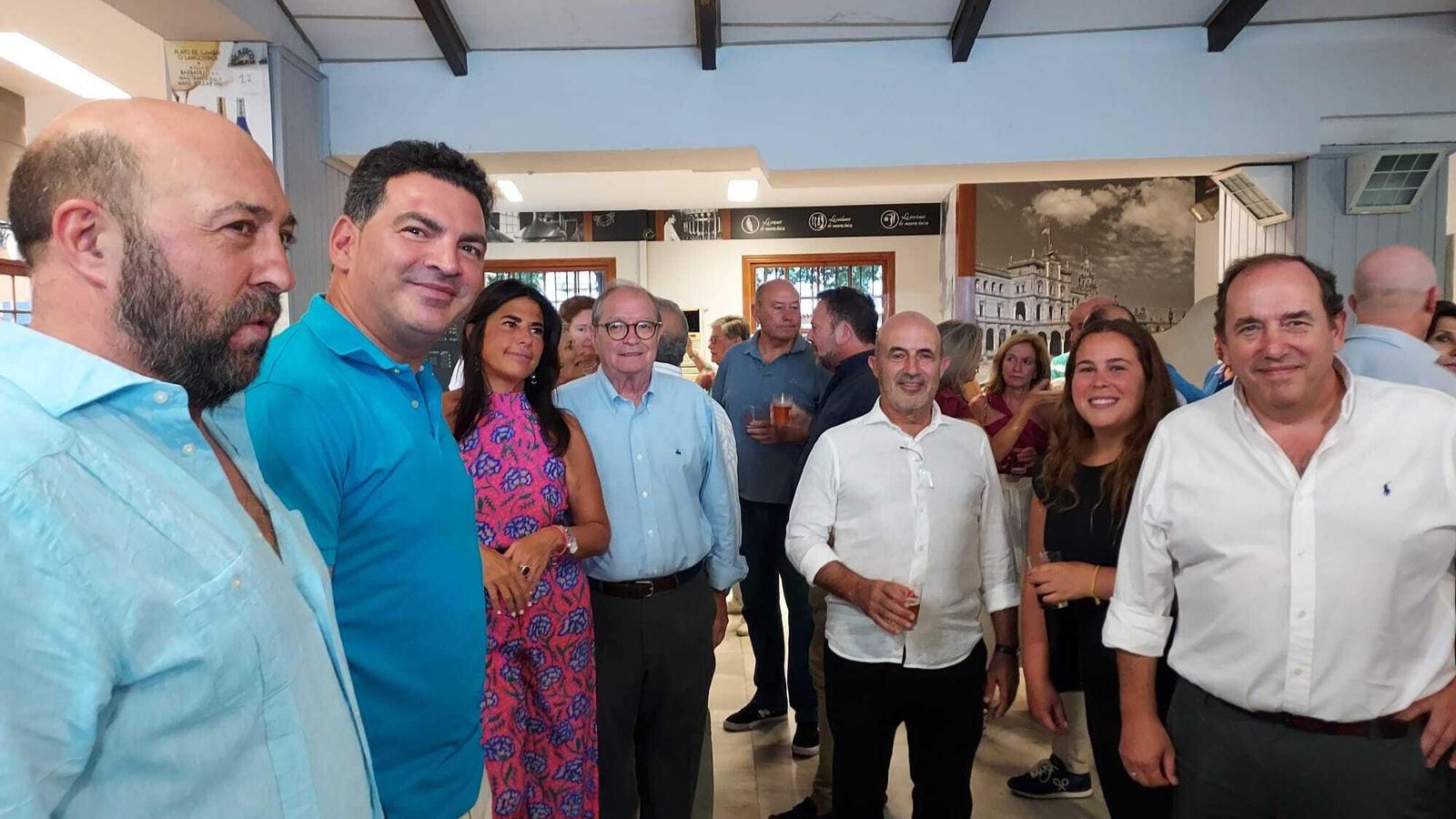 Asistentes al homenaje sorpresa a Francisco Moreno. De izquierda a derecha: Antonio Rodríguez, Rafael Serrano,  Ángela Gómez Goñi, Manuel Cabrera, Esperanza y Eladio de León.