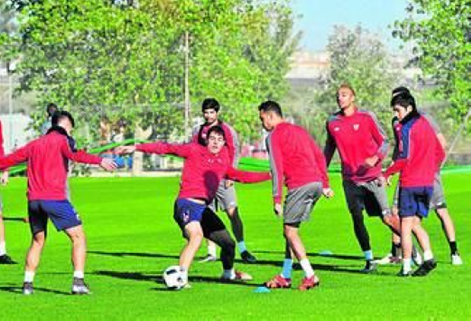 Curro y Diego González, que podrían ser titulares, ante Banega, Kolodziejcza, N'Zonzi y Borja Lasso.