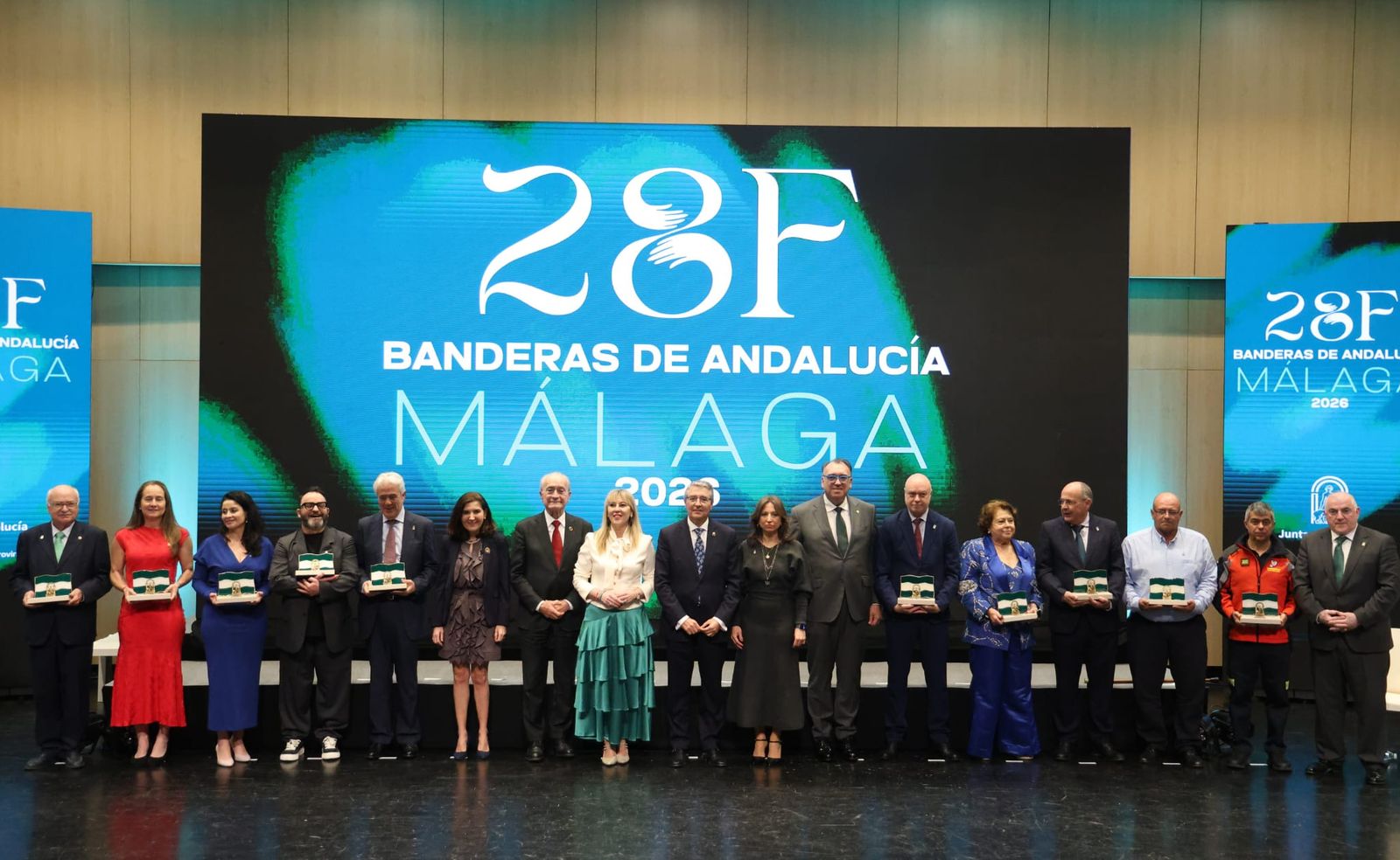 Los galardonados con las autoridades tras finalizar el acto.
