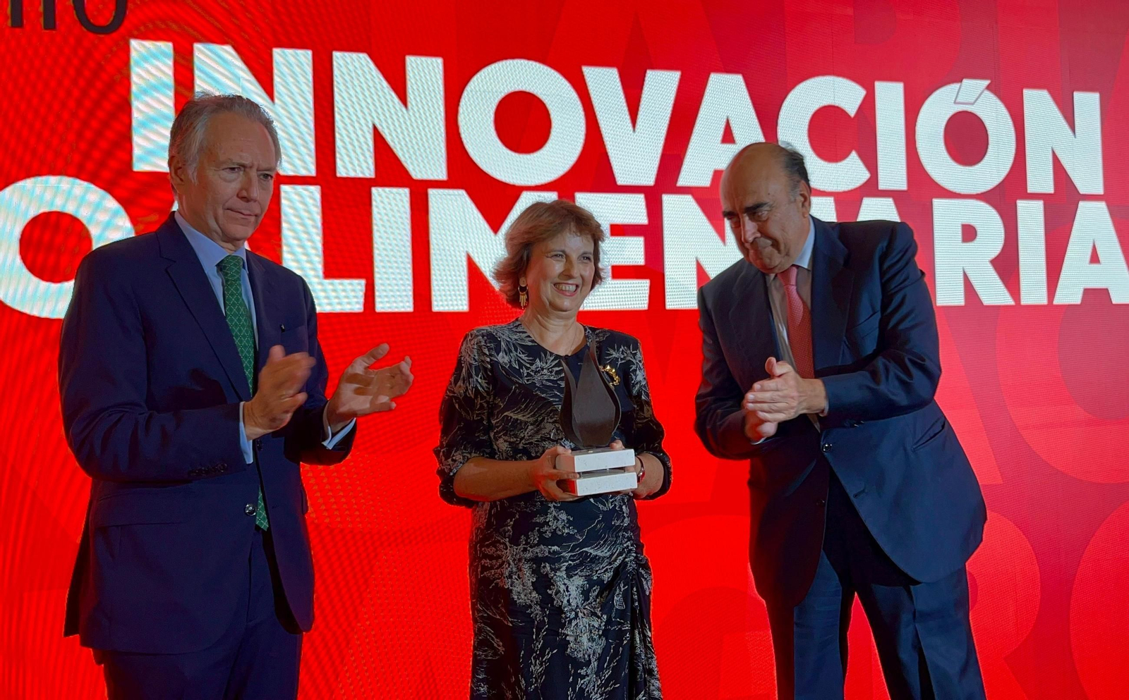 rocío Medina, presidenta de Grupo Medina, recoge el XI Premio Innovación Agroalimentaria de manos de José Joly, presidente de Grupo Joly, y Luis Isasi, presidente de Santander España.