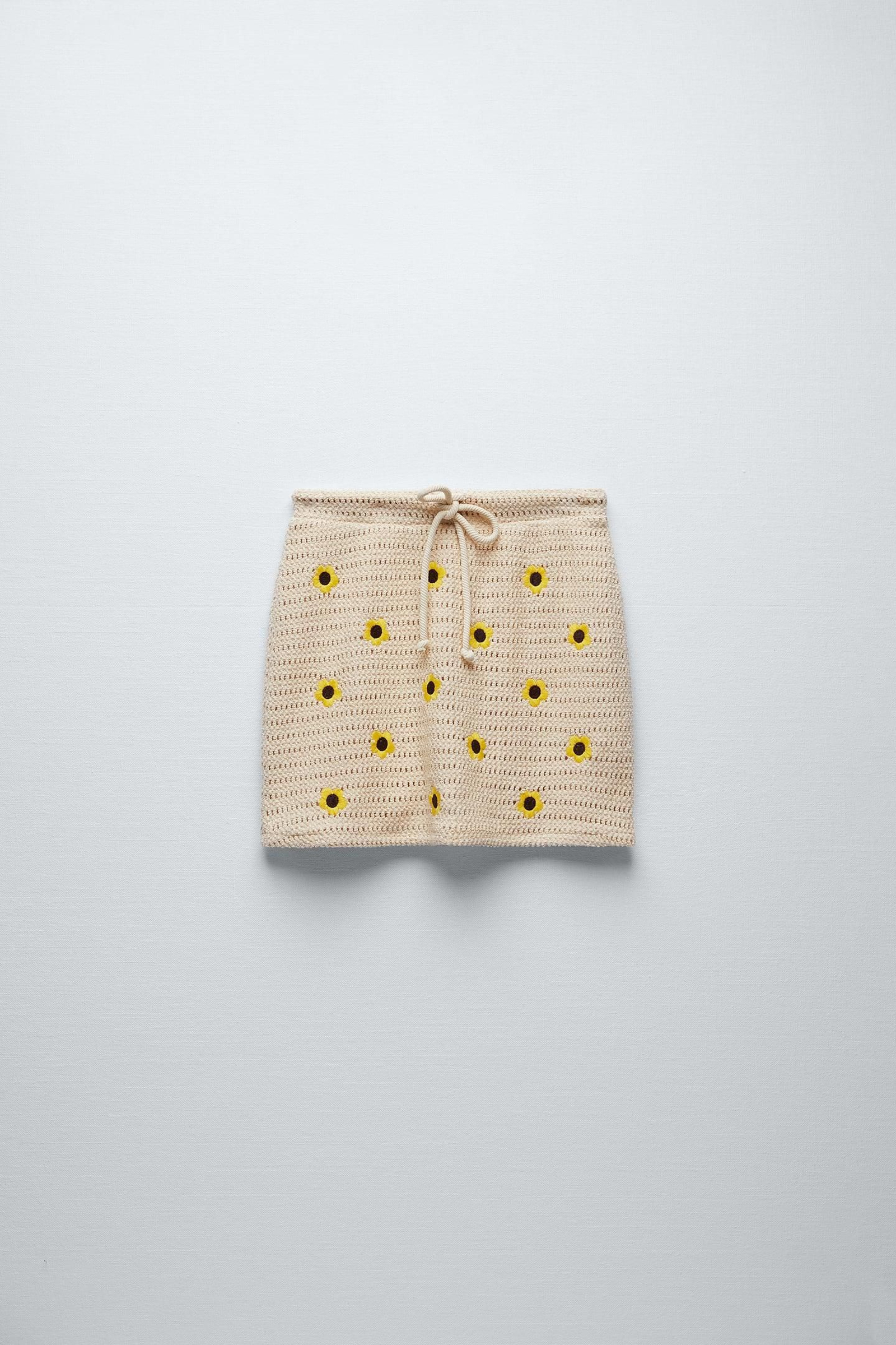 Falda corta de flores de Zara en crochet.