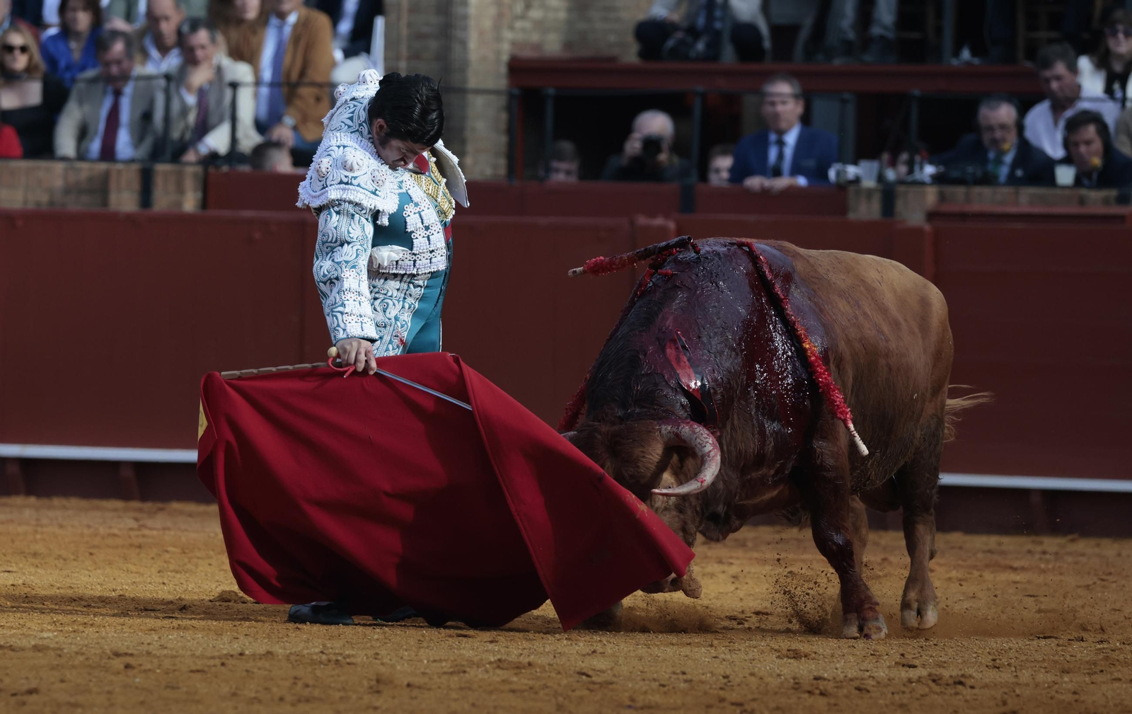 Las imágenes de los toros en Sevilla con Morante de la Puebla, José María Manzanares y Talavante