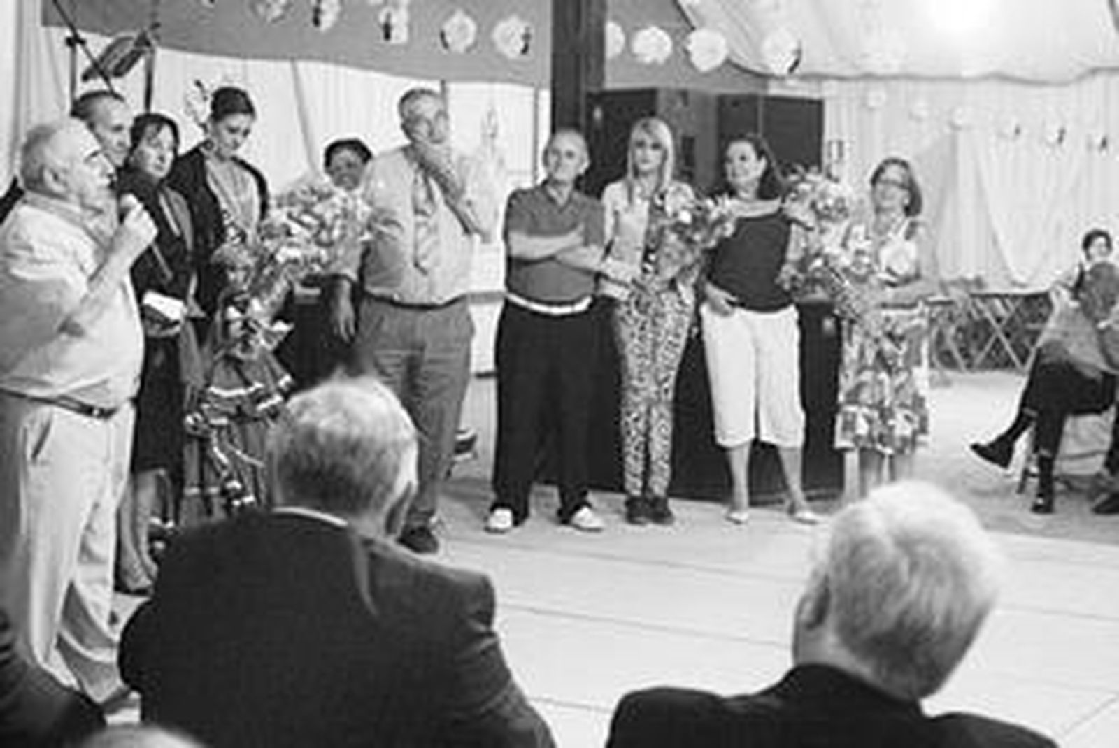 Instantánea de la entrega de reconocimientos en la caseta de la Unión Deportiva.