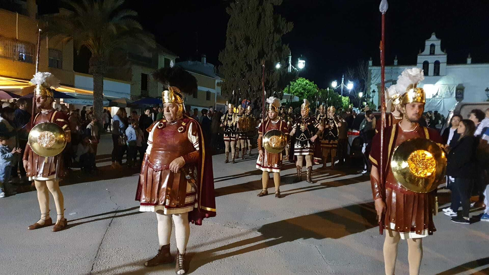 Lunes Santo en Castro del Río: La ofrenda floral de las escoltas romanas, en fotografías