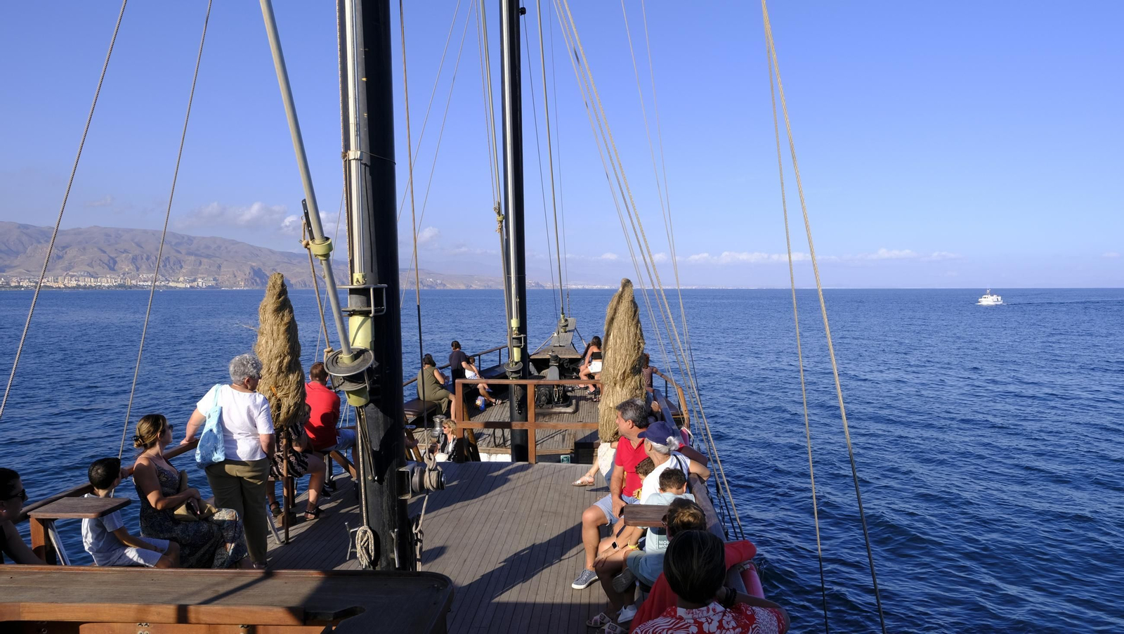 Navega en imágenes en una goleta histórica convertida en barco pirata
