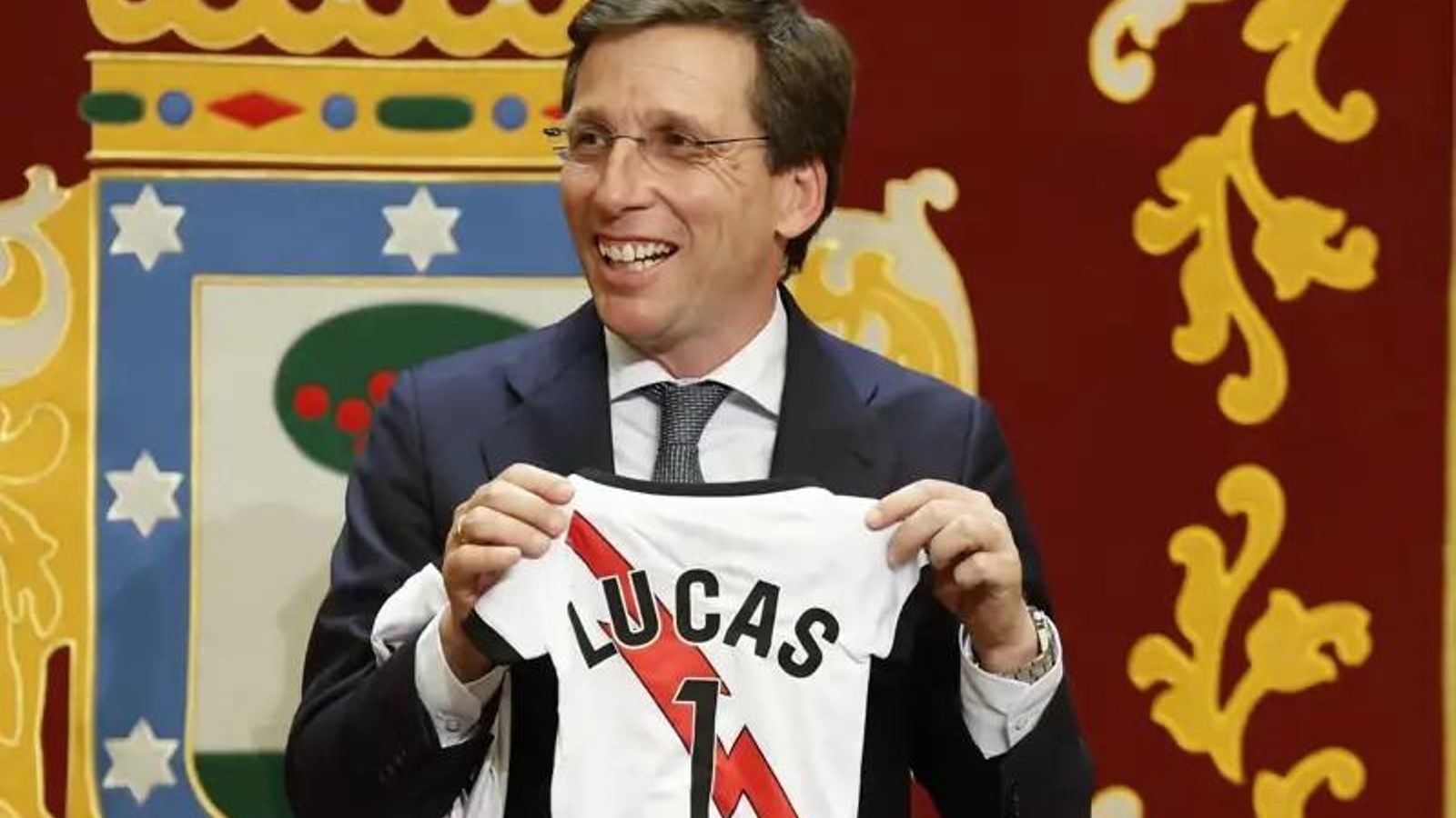 José Luis Martínez-Almeida posa con una camiseta con el nombre del niño José Luis Martínez-Almeida posa con una camiseta con el nombre del niño