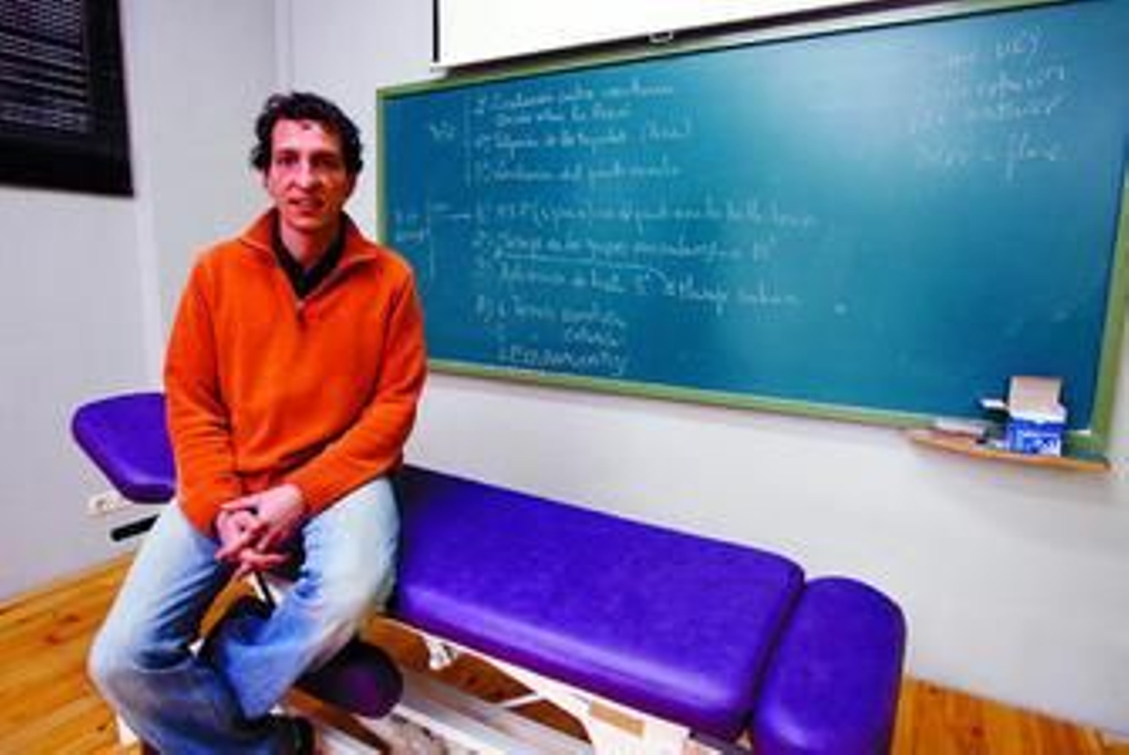 Daniel López, en una de las aulas de la escuela que dirige en la calle Doctor Jaime García Royo.