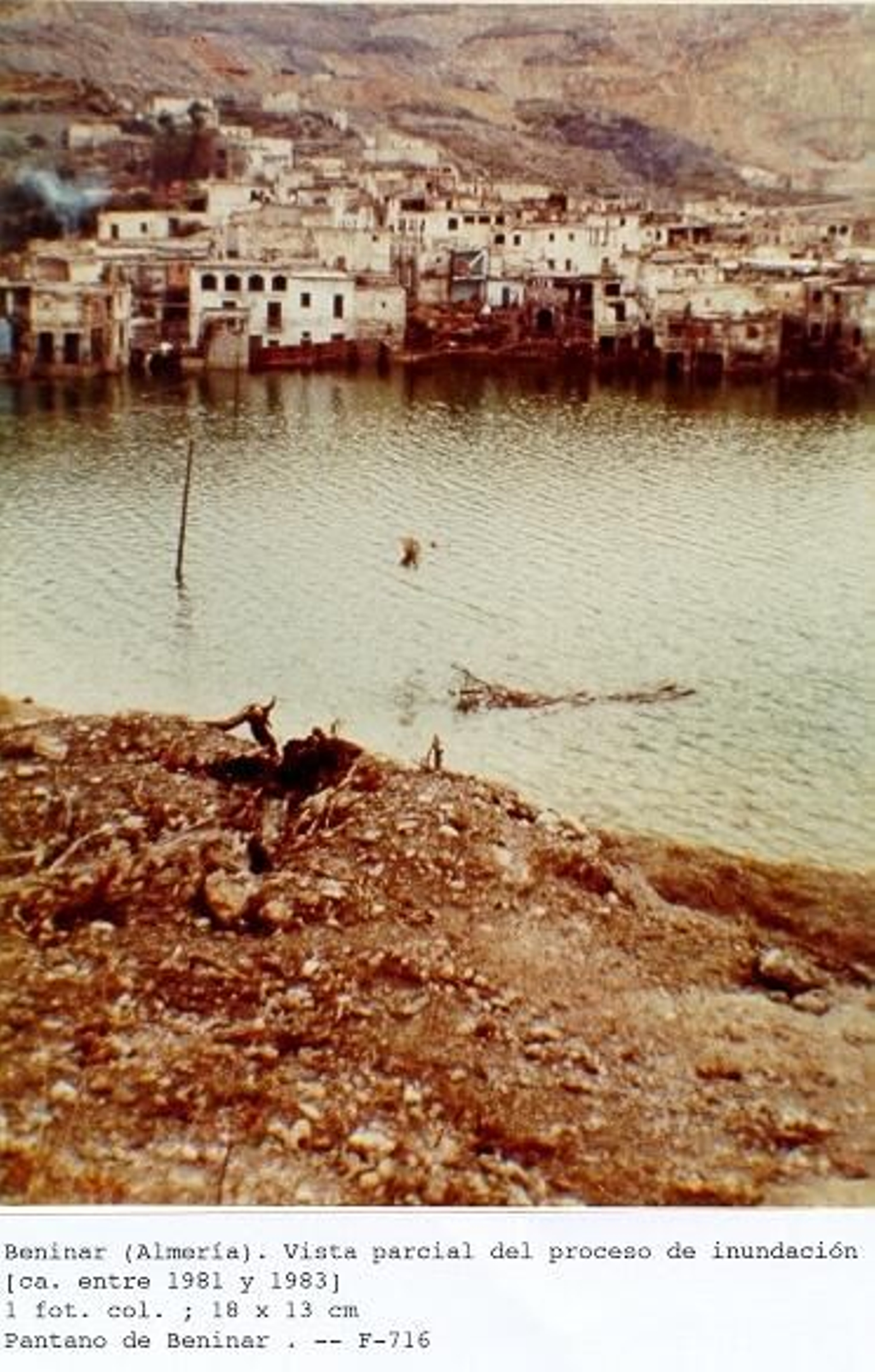Benínar sucumbiendo bajo las aguas del pantano al que da nombre.