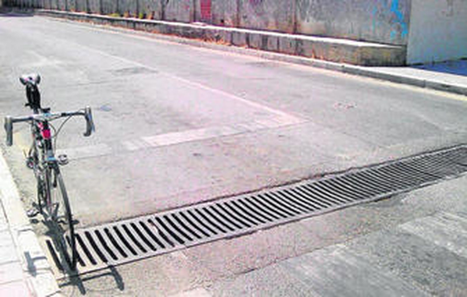 Alcantarilla localizada en la calle Muñoz Cerván, en la esquina con la Avenida Sor Teresa Prat.