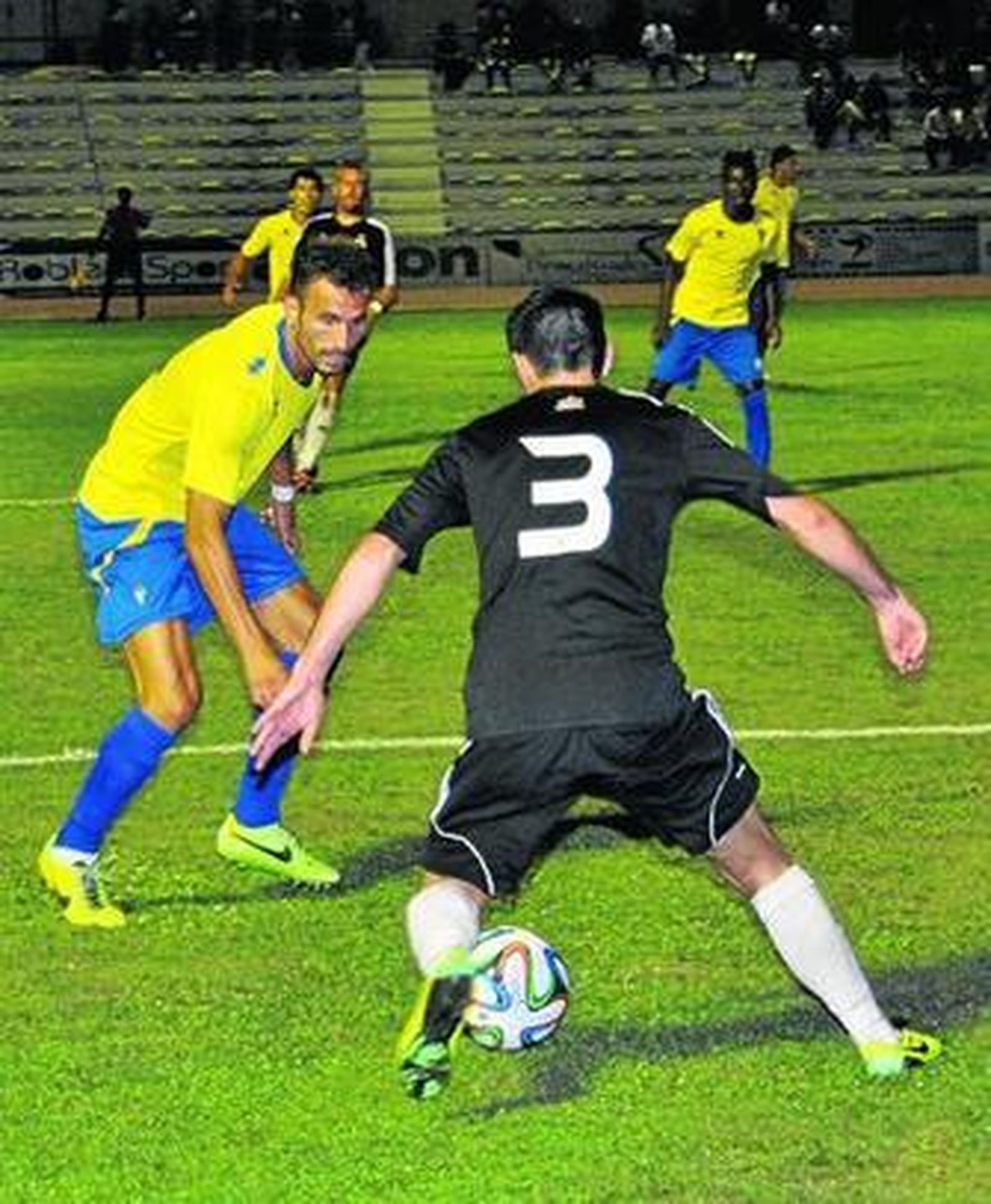 Servando tapa el camino a Javi Gallardo en el encuentro de los dos equipos de Segunda B.