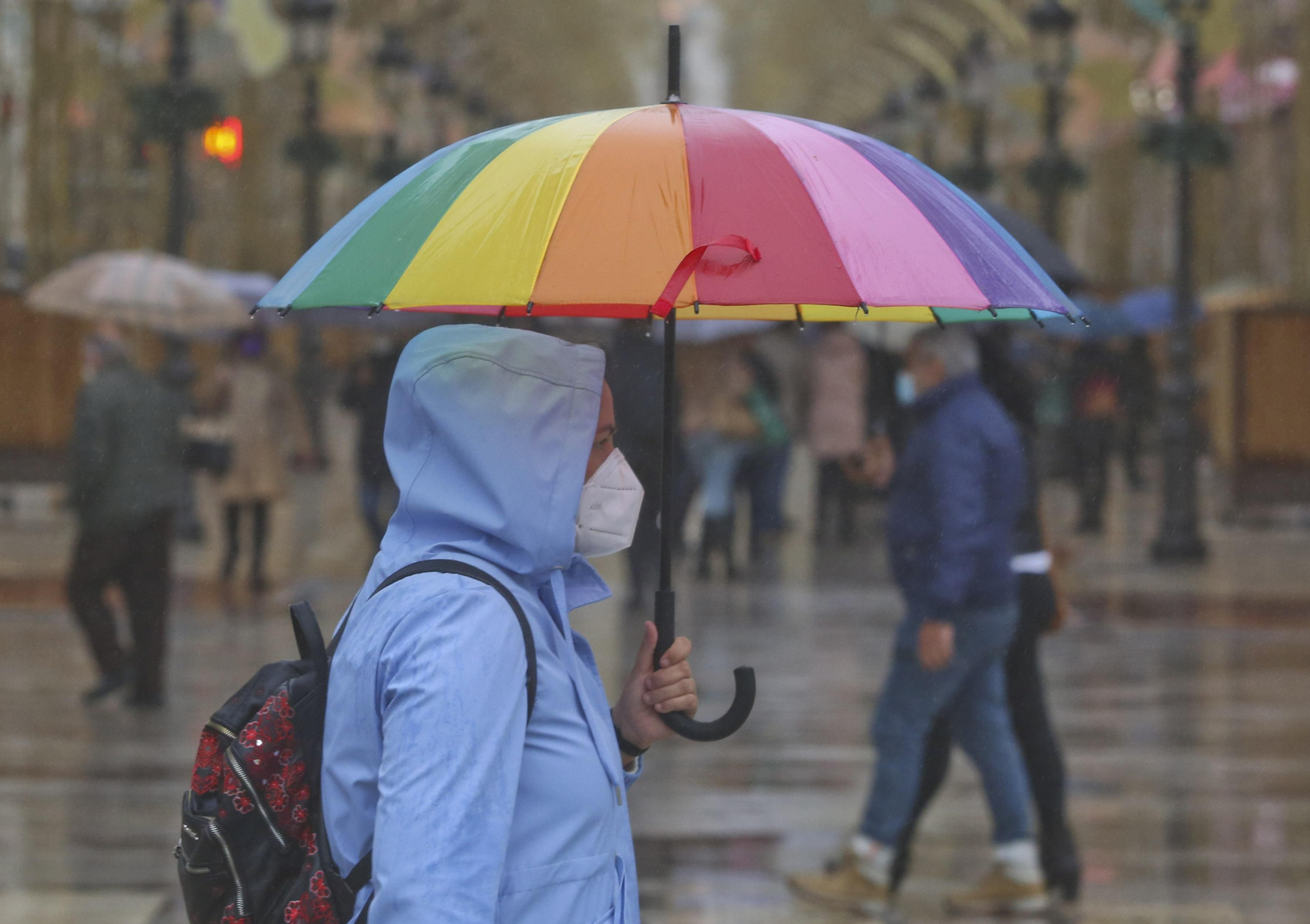 Viandantes en un día de lluvia en Málaga. Viandantes en un día de lluvia en Málaga.