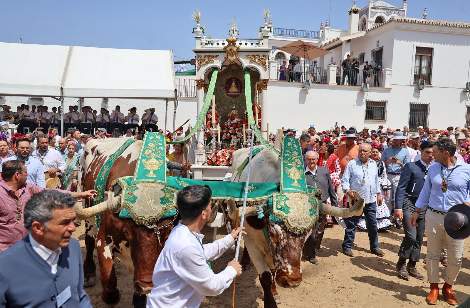 El carretero de Pilas adiestra a los bueyes delante del santuario. El carretero de Pilas adiestra a los bueyes delante del santuario.
