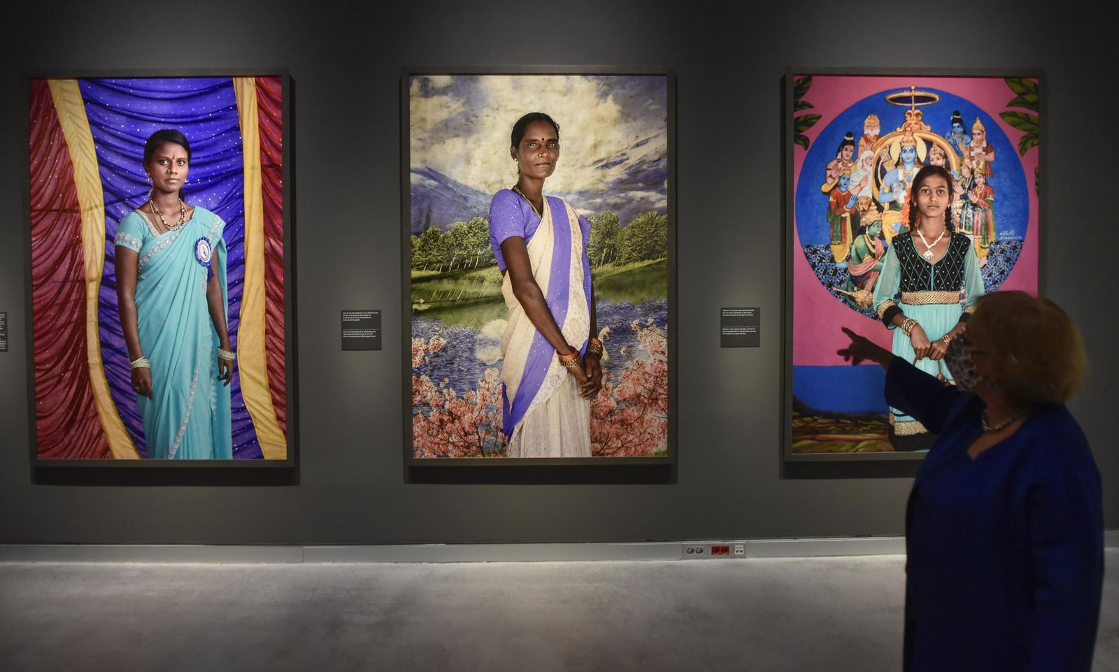 Cristina García Rodero, este martes en el Caixafórum de Sevilla ante tres de sus retratos.