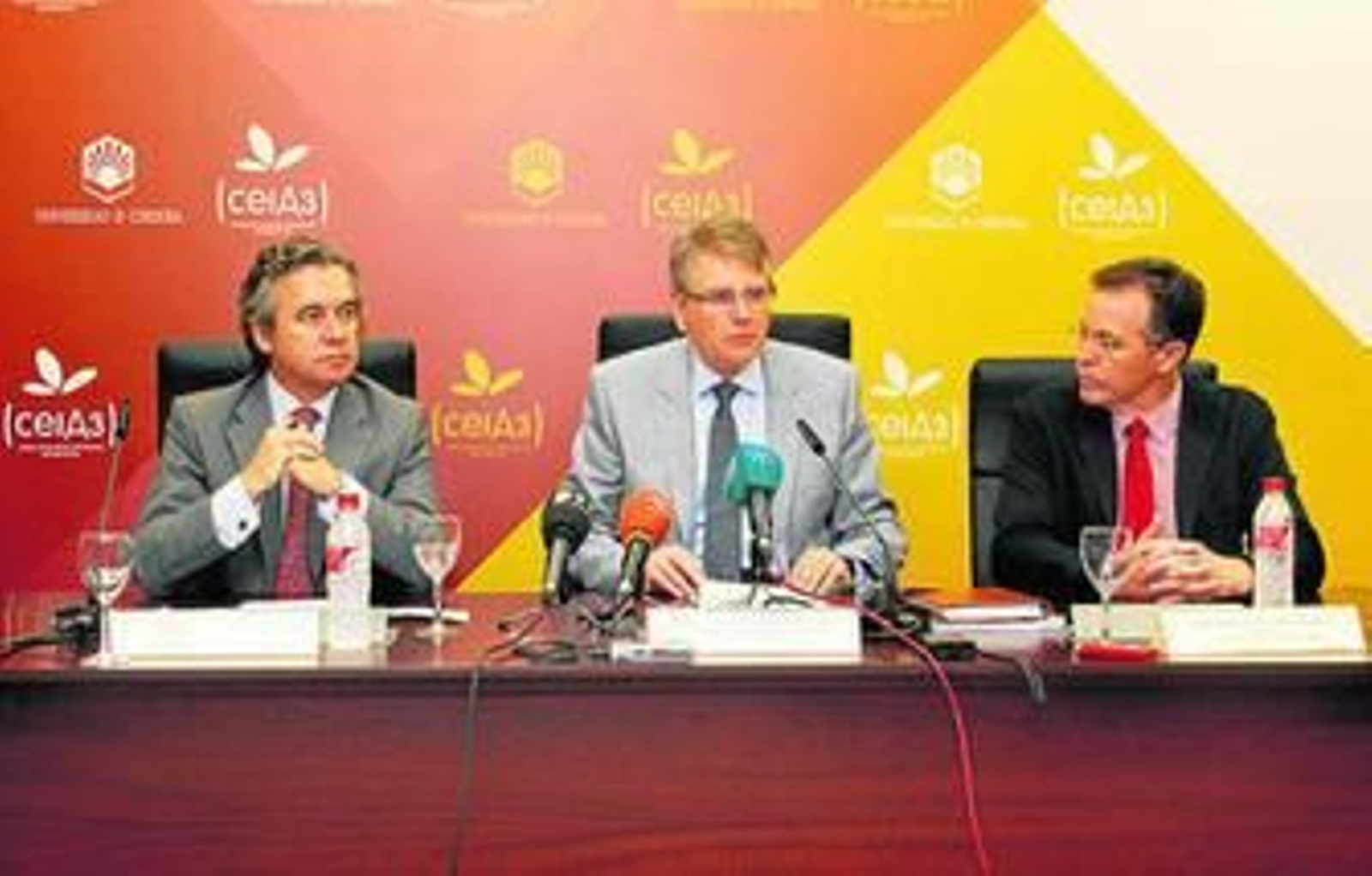 Lorenzo Salas Morera, Alfonso García-Ferrer y Eulalio Fernández presentan los nuevos grados dobles.