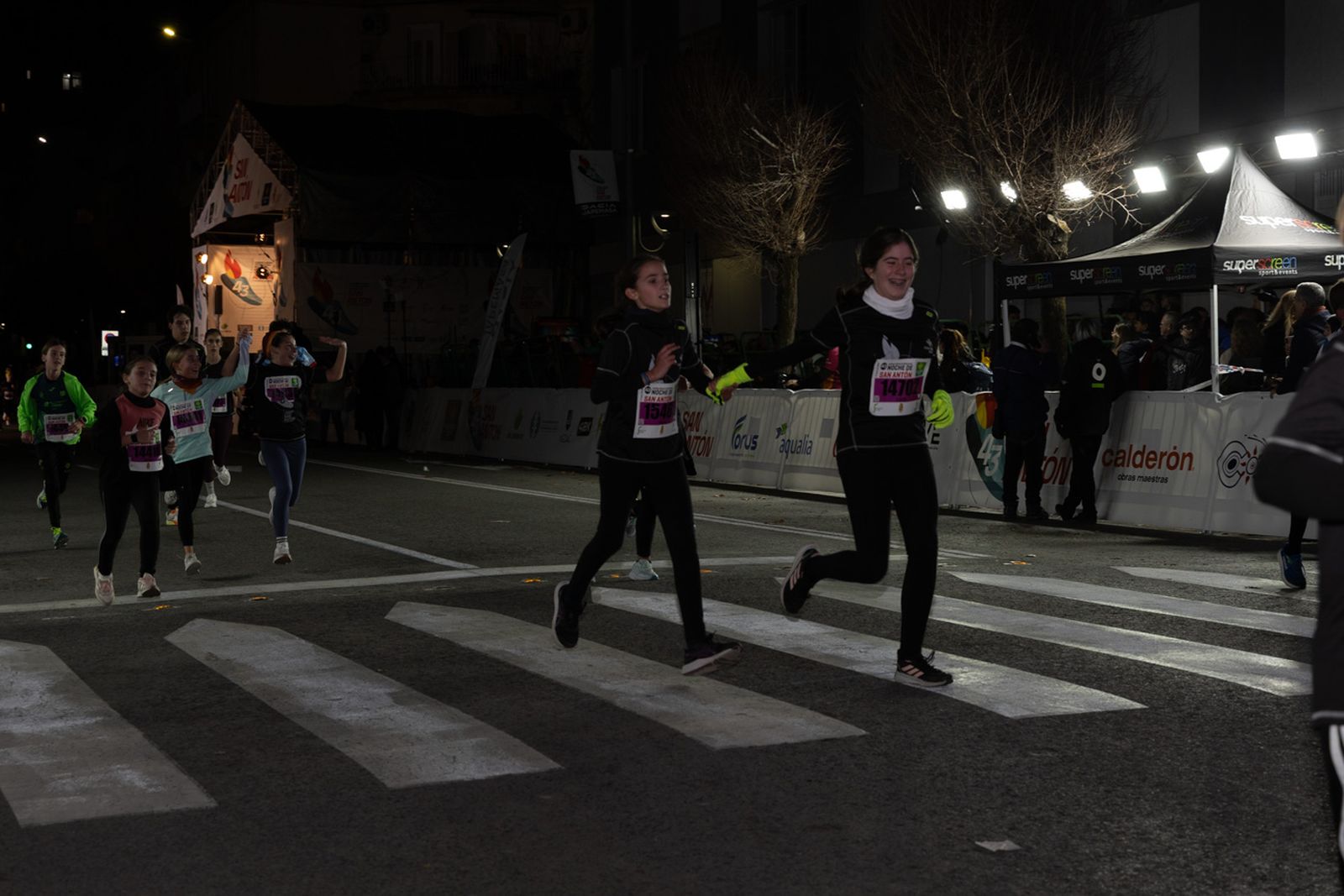 En imágenes: 2.000 atletas brillan con luz propia en la infantil de la Carrera de San Antón 2026