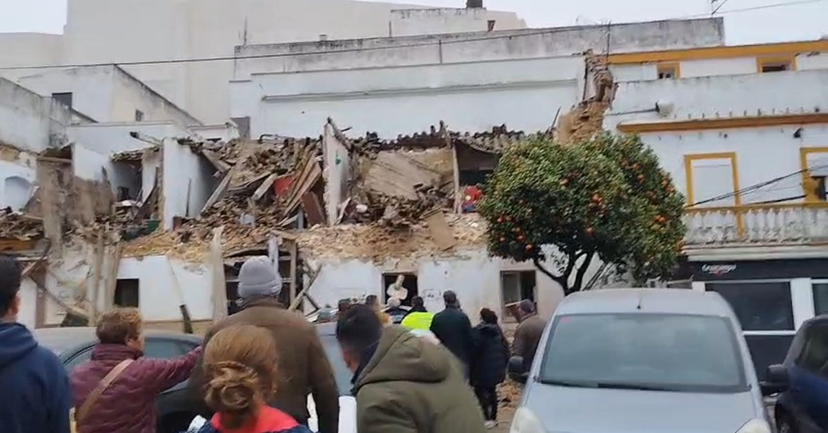 Derrumbe de la antigua confitería del Paseo de La Playa de Alcalá de los Gazules