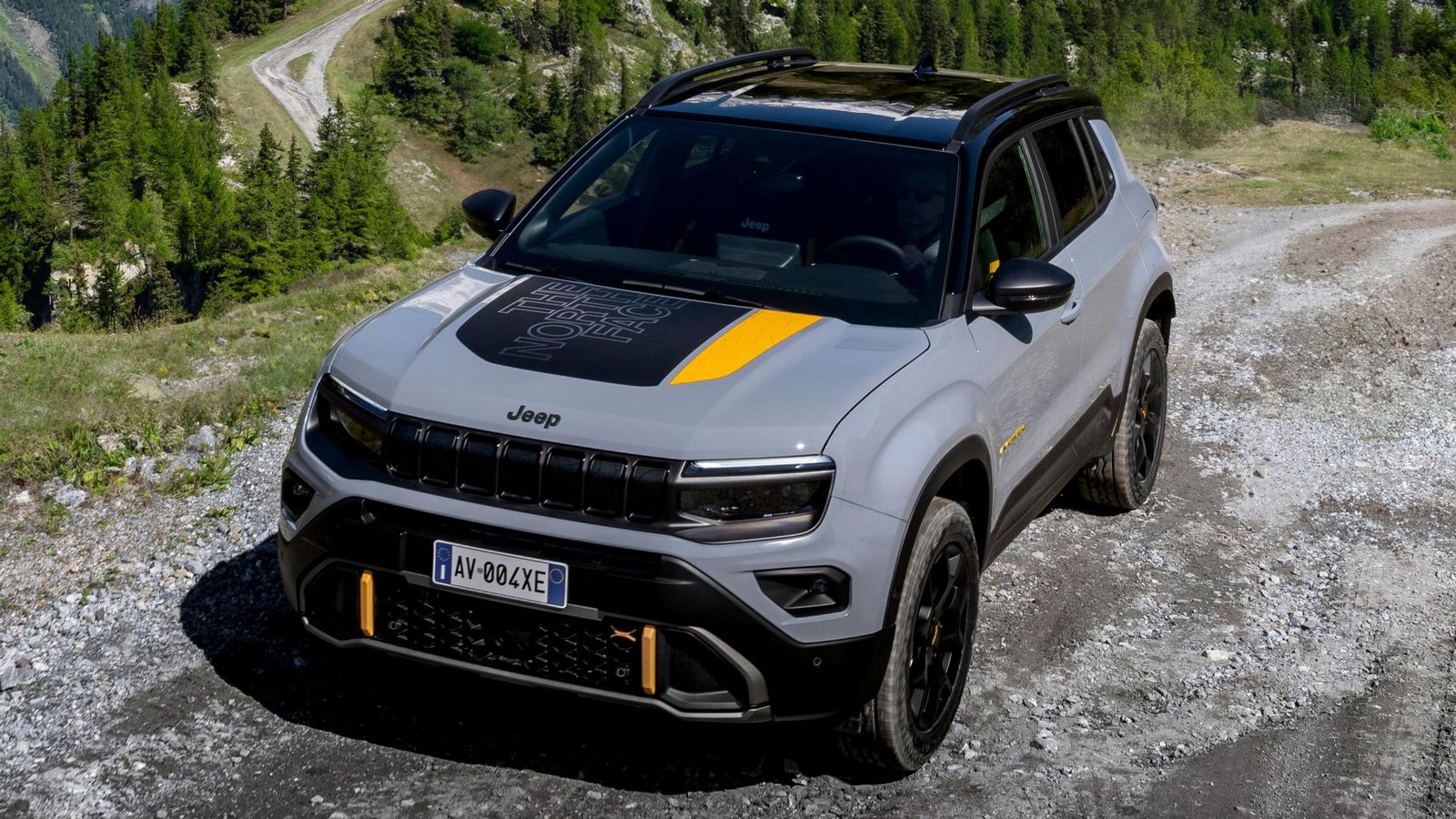 El sistema Selec-Terrain del Avenger 4xe permite elegir entre un distintos modos de conducción: Auto, Nieve, Sand & Mud y Sport.