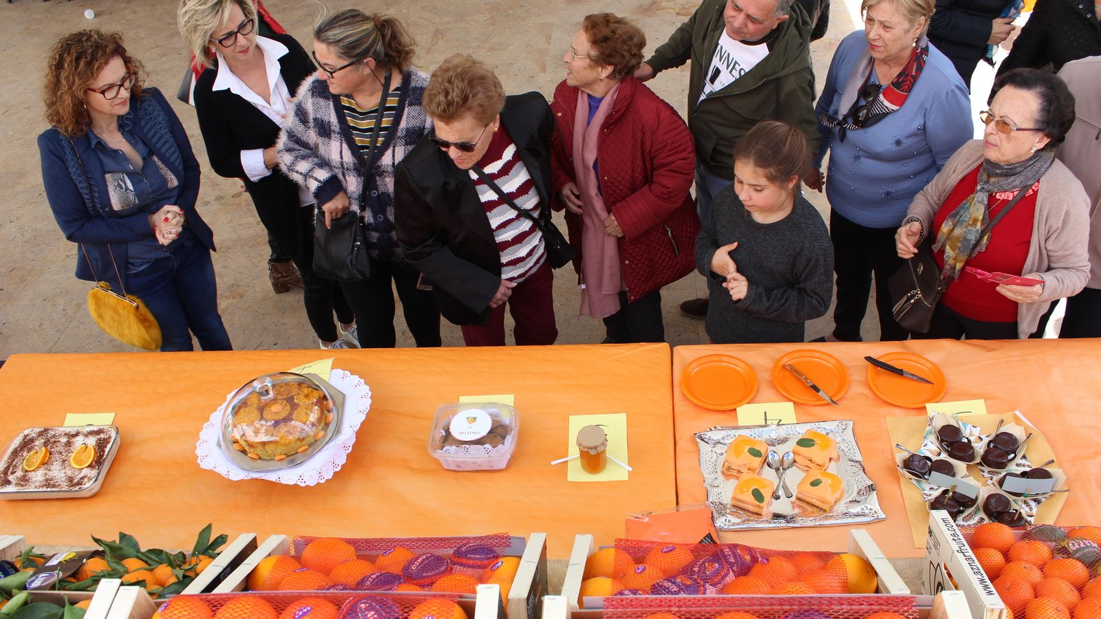 Postres elaborados con naranja por los vecinos de Antas.