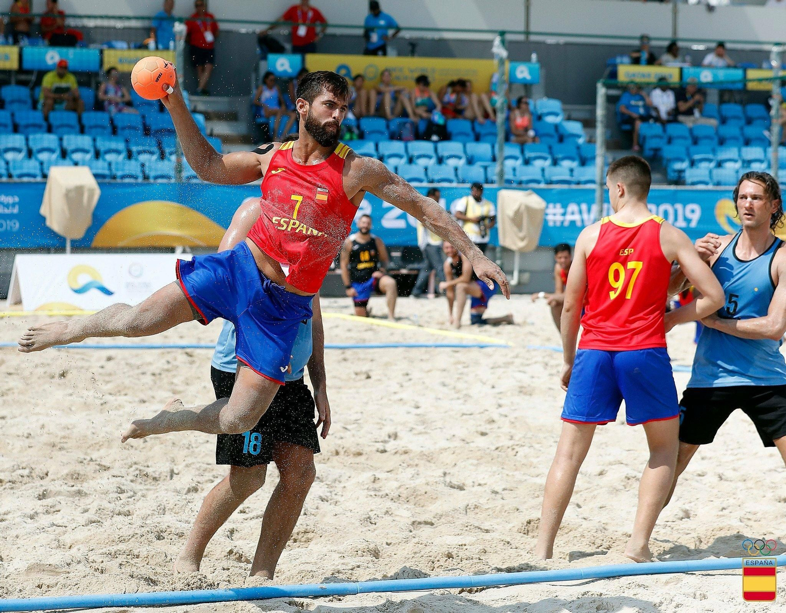 El algecireño Gonzalo Cervera lanza con Domingo Luis de espaldas.