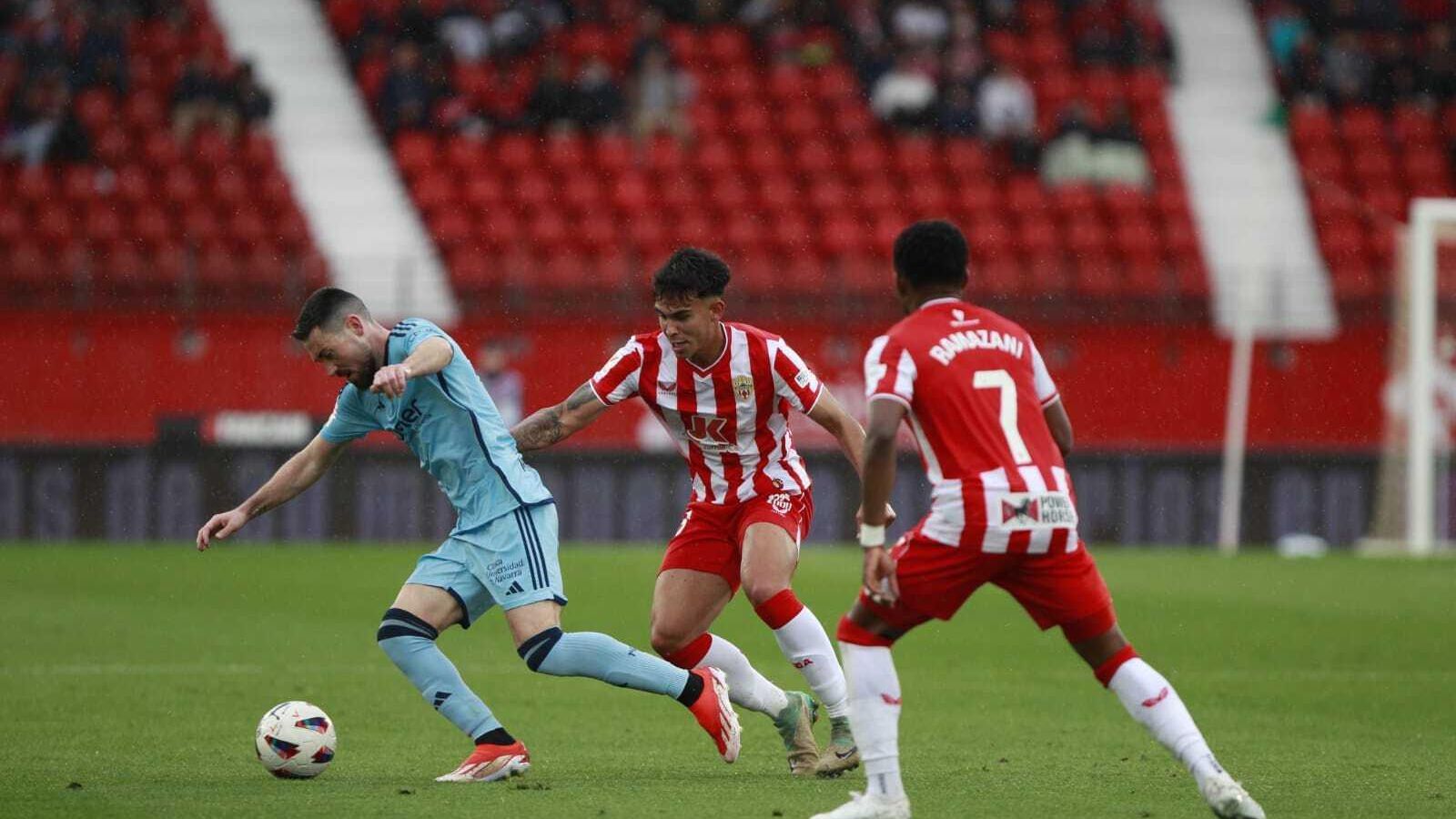 Moi Gómez trata de zafarse de la presión de Marcos Peña.