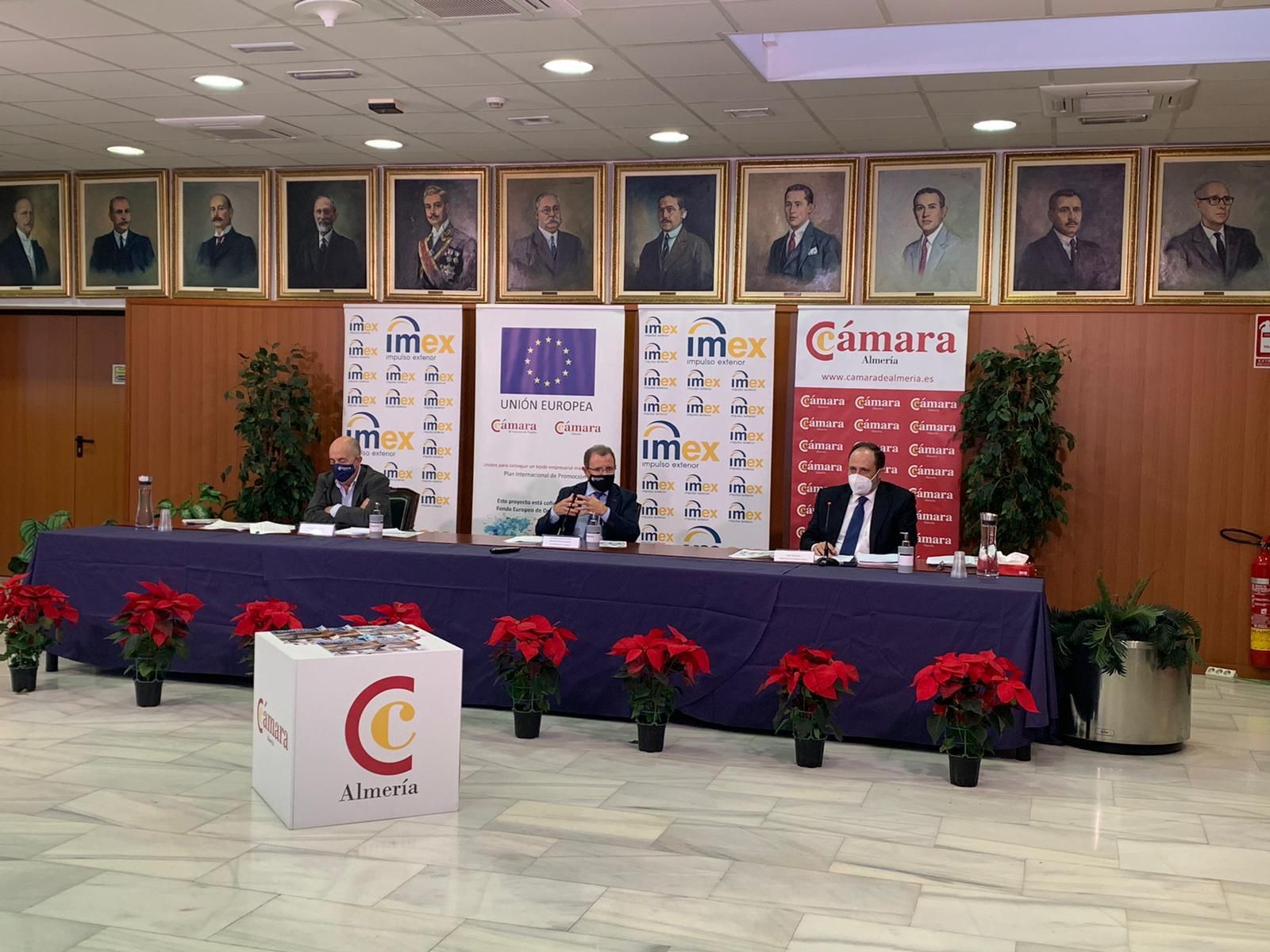 Víctor Cruz y Jerónimo Parra, director general y presidente de la Cámara de Comercio de Almería respectivamente y José Terreros, director de IMEX- Impulso Exterior
