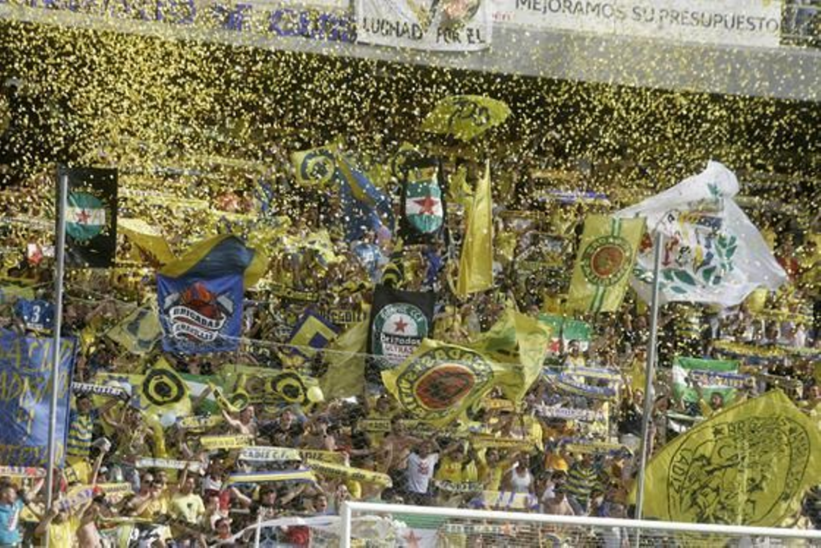 Espectacular ambiente en el graderío gaditano. 

Foto: Jesus Marin