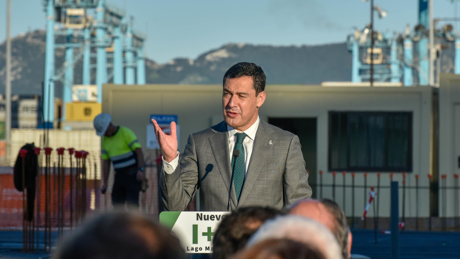 Las fotos del la visita de Juanma Moreno a las obras del Lago maritimo
