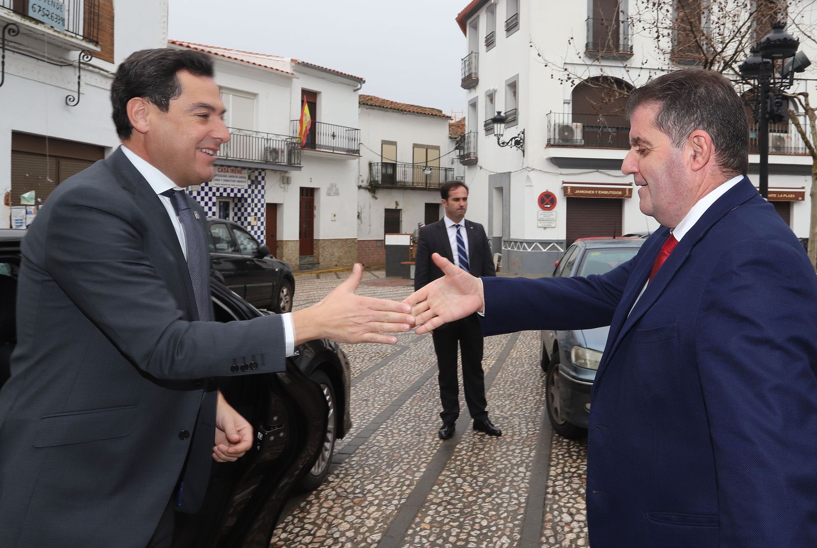 Imágenes de la visita del presidente de la Junta, Juanma Moreno a Jabugo, Ayuntamiento y sede de la DO Jabugo.