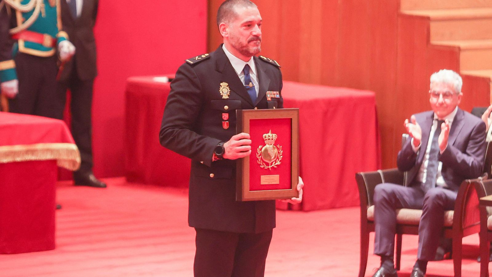 Entrega de la Granada de Oro a la Policía Nacional el pasado febrero.