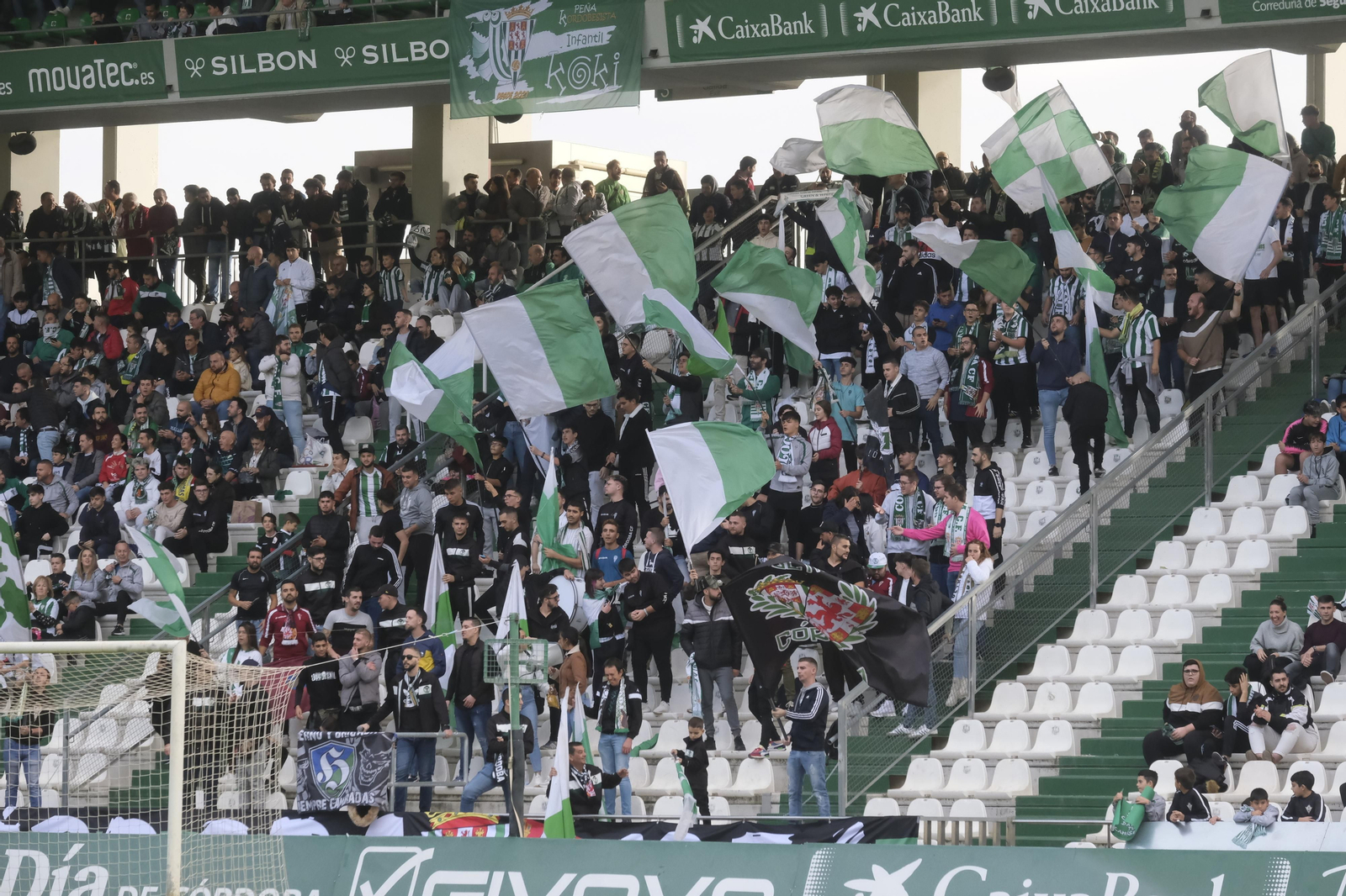 Las imágenes del ambiente en las gradas de El Arcángel en el Córdoba CF - Linares