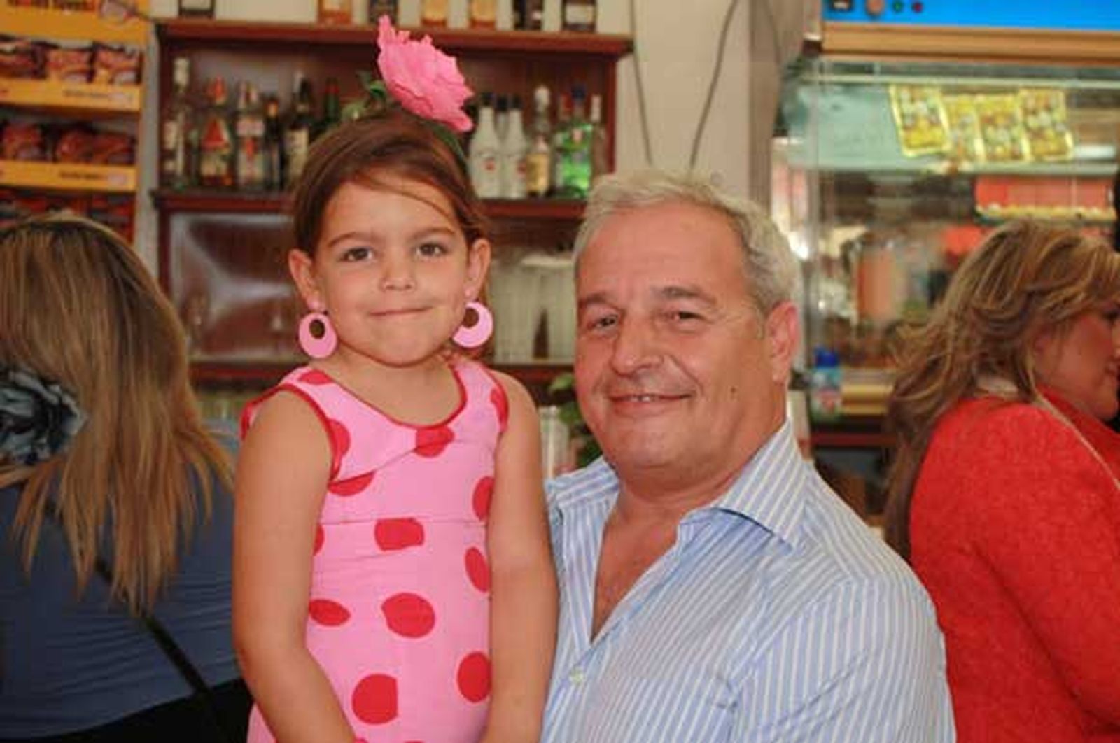 Teo Martínez con su hija Claudia, vestida de flamenca, pasando un rato en la caseta Amigos del Diario./Fotos:Fito Carreto

Foto: Fito Carreto