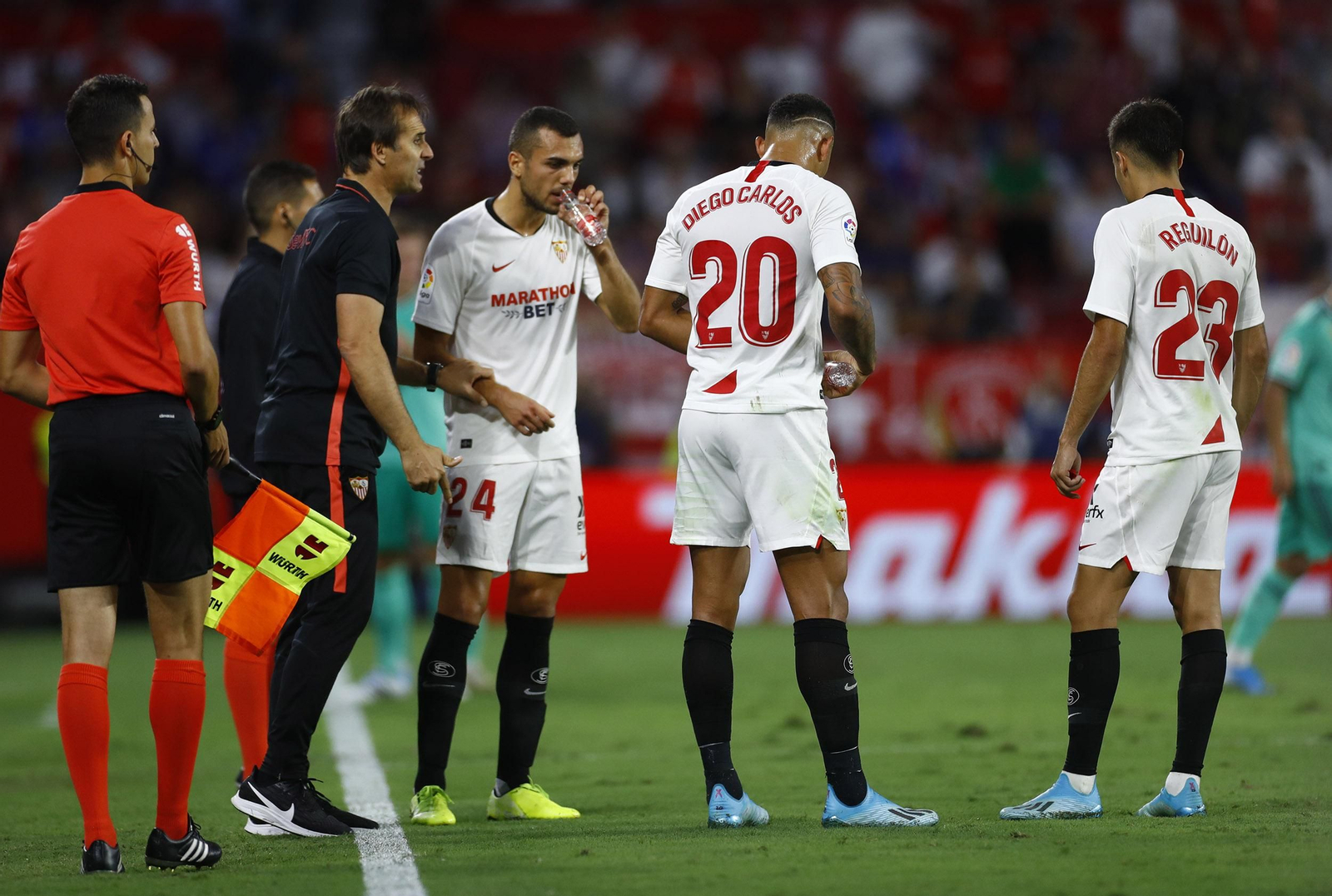 Lopetegui da instrucciones a Jordán, Diego Carlos y Reguilón.