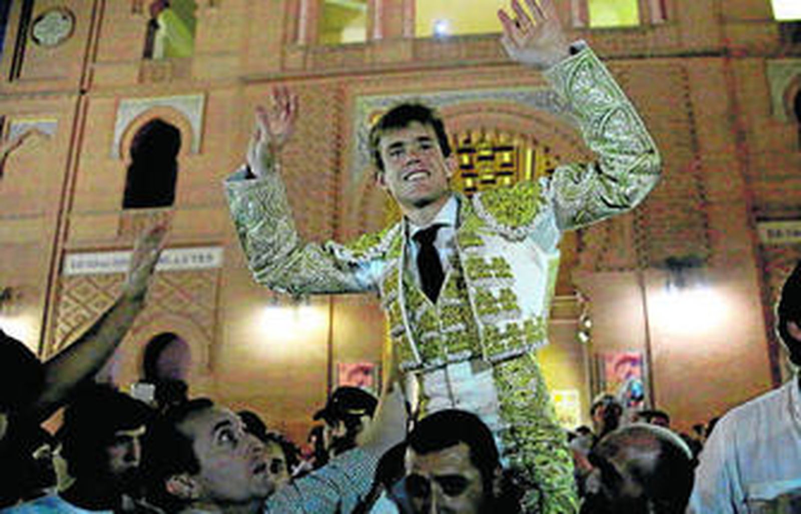 Javier Jiménez, anoche, en su salida a hombros de la plaza de toros de Las Ventas de Madrid.